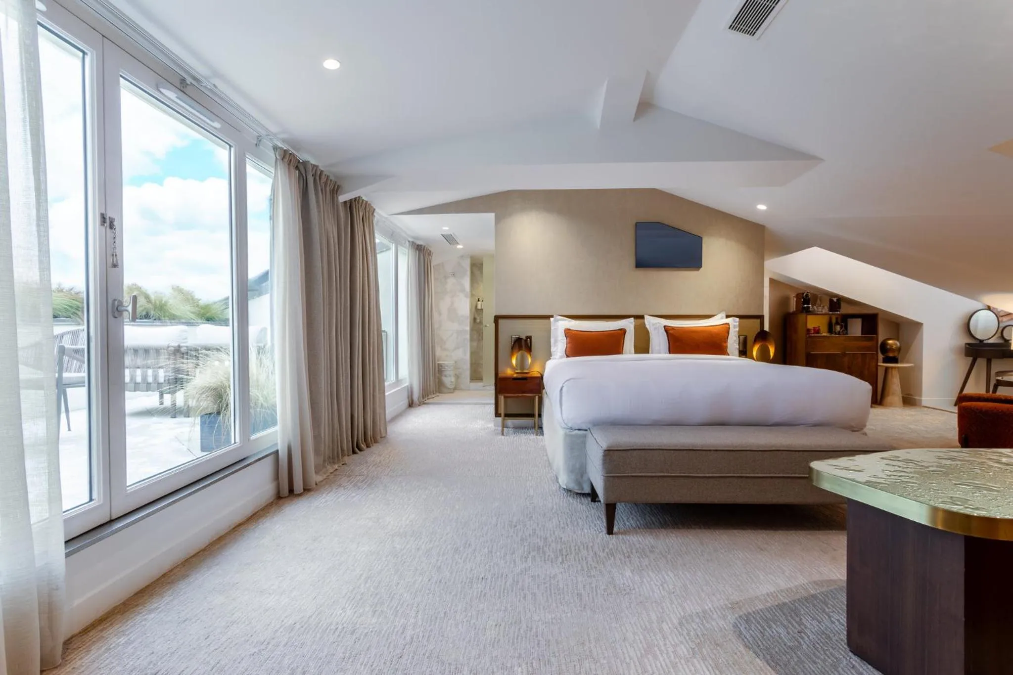 Photo of the whole room, Bed in InterContinental Paris Champs Elysées Etoile by IHG