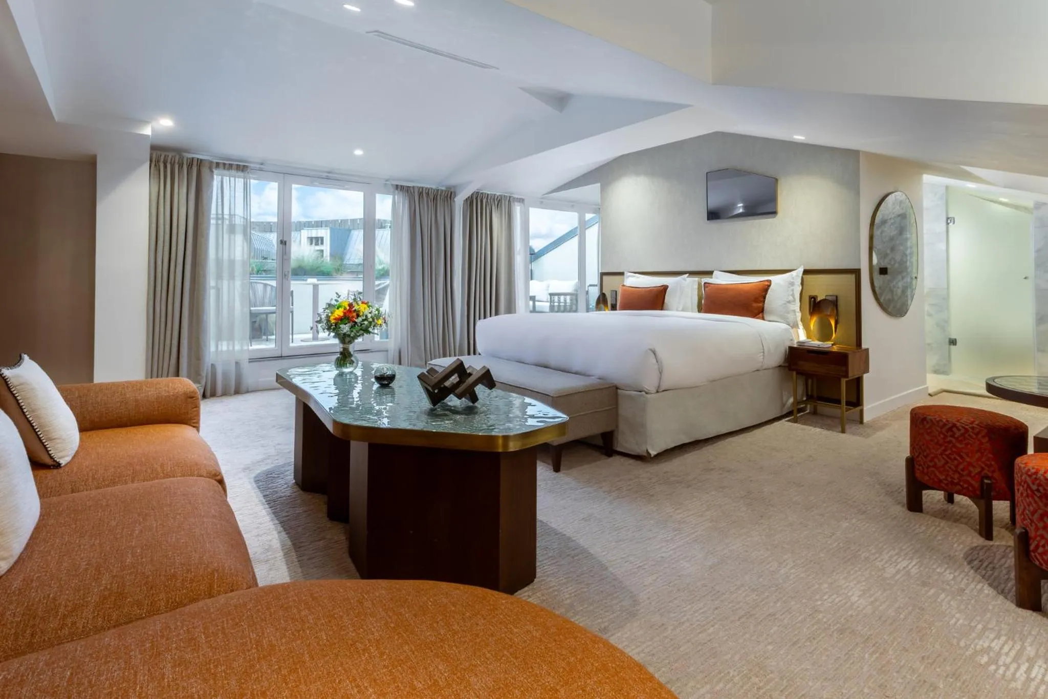 Photo of the whole room, Bed in InterContinental Paris Champs Elysées Etoile by IHG