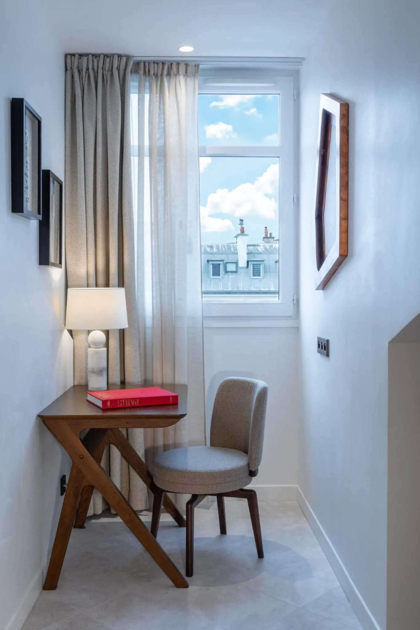 Photo of the whole room in InterContinental Paris Champs Elysées Etoile by IHG