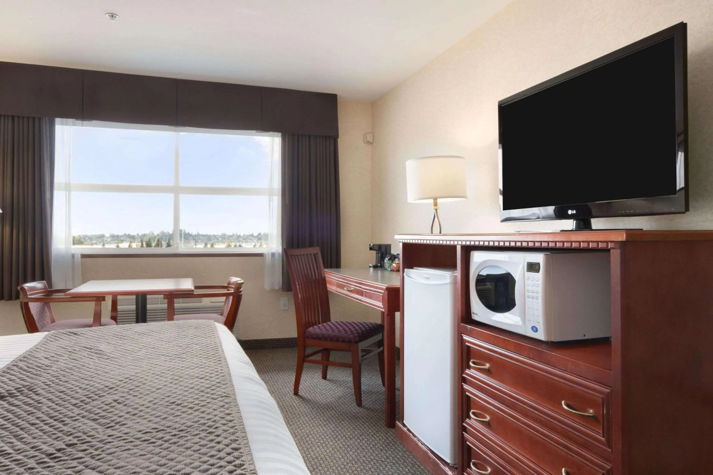 Photo of the whole room, Bed in Days Inn & Suites by Wyndham Langley