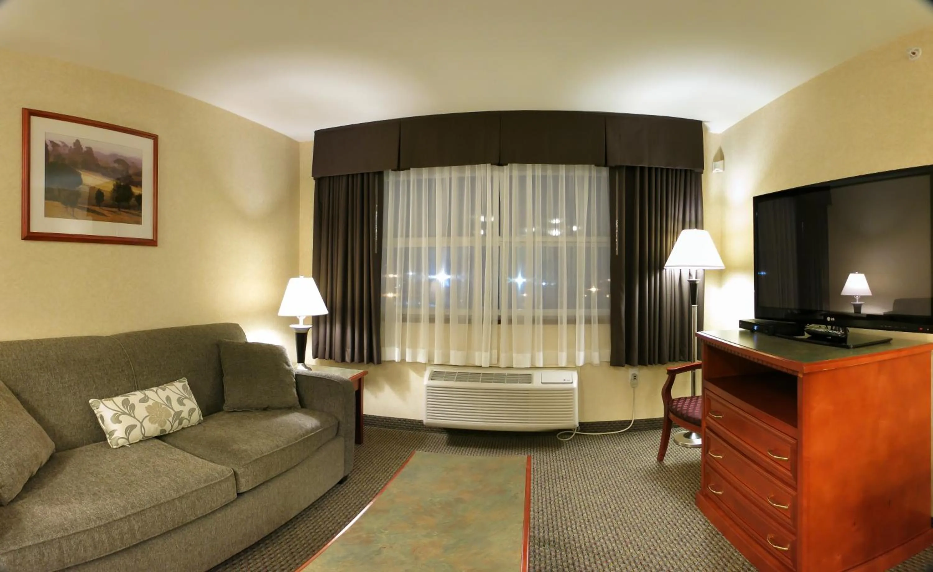 TV and multimedia, Bed in Days Inn & Suites by Wyndham Langley