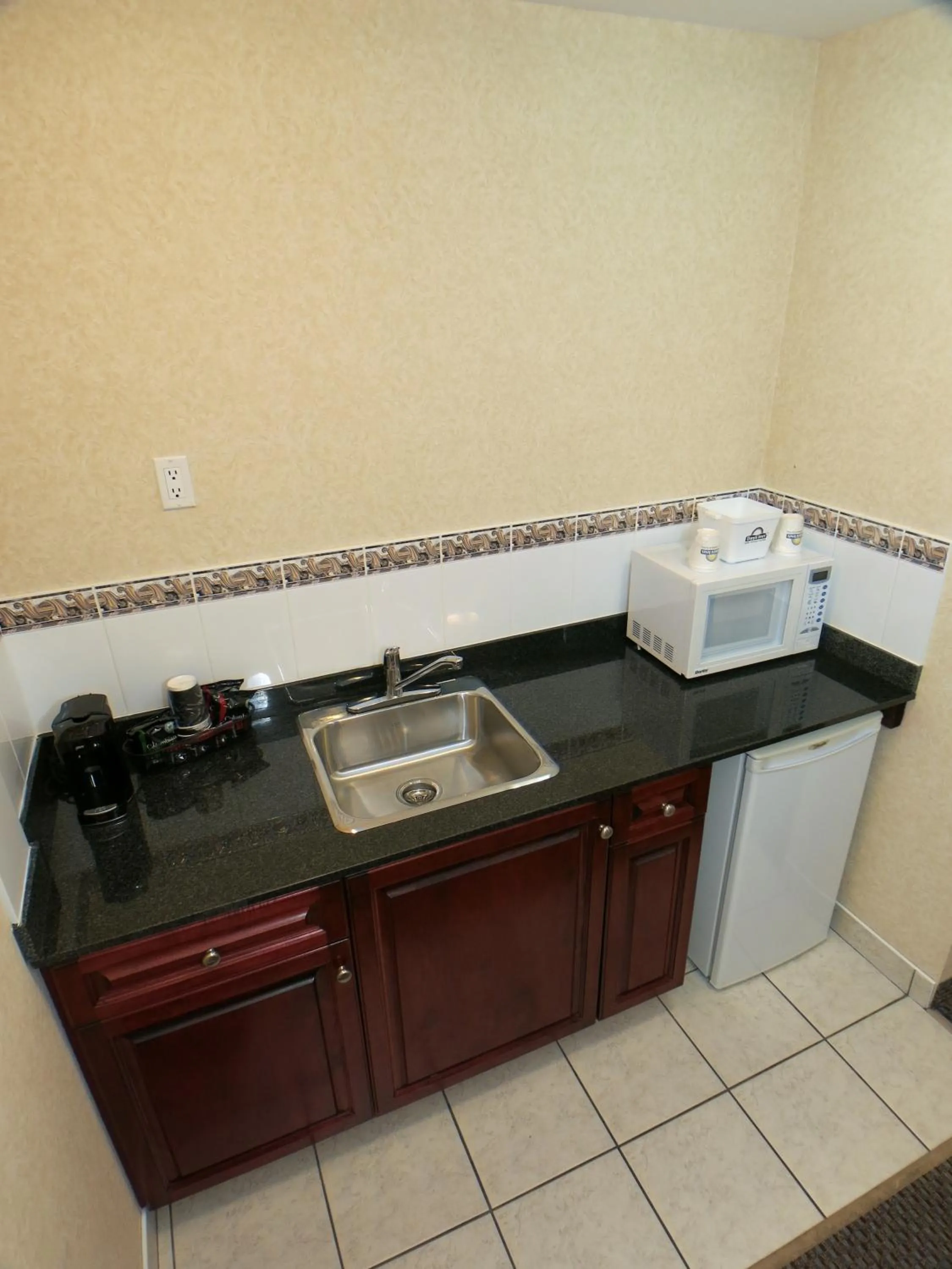 Kitchen or kitchenette in Days Inn & Suites by Wyndham Langley