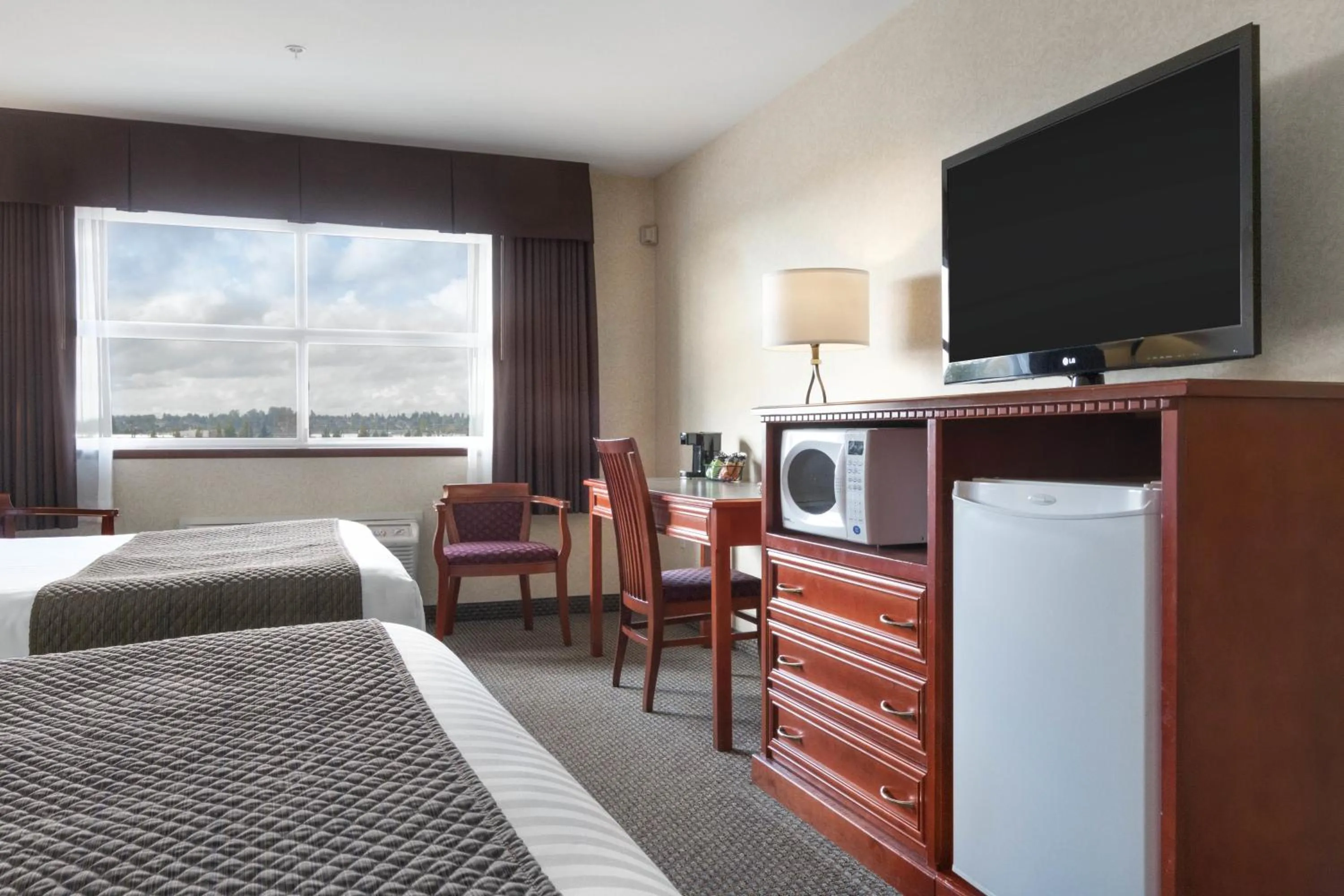 Photo of the whole room, Bed in Days Inn & Suites by Wyndham Langley