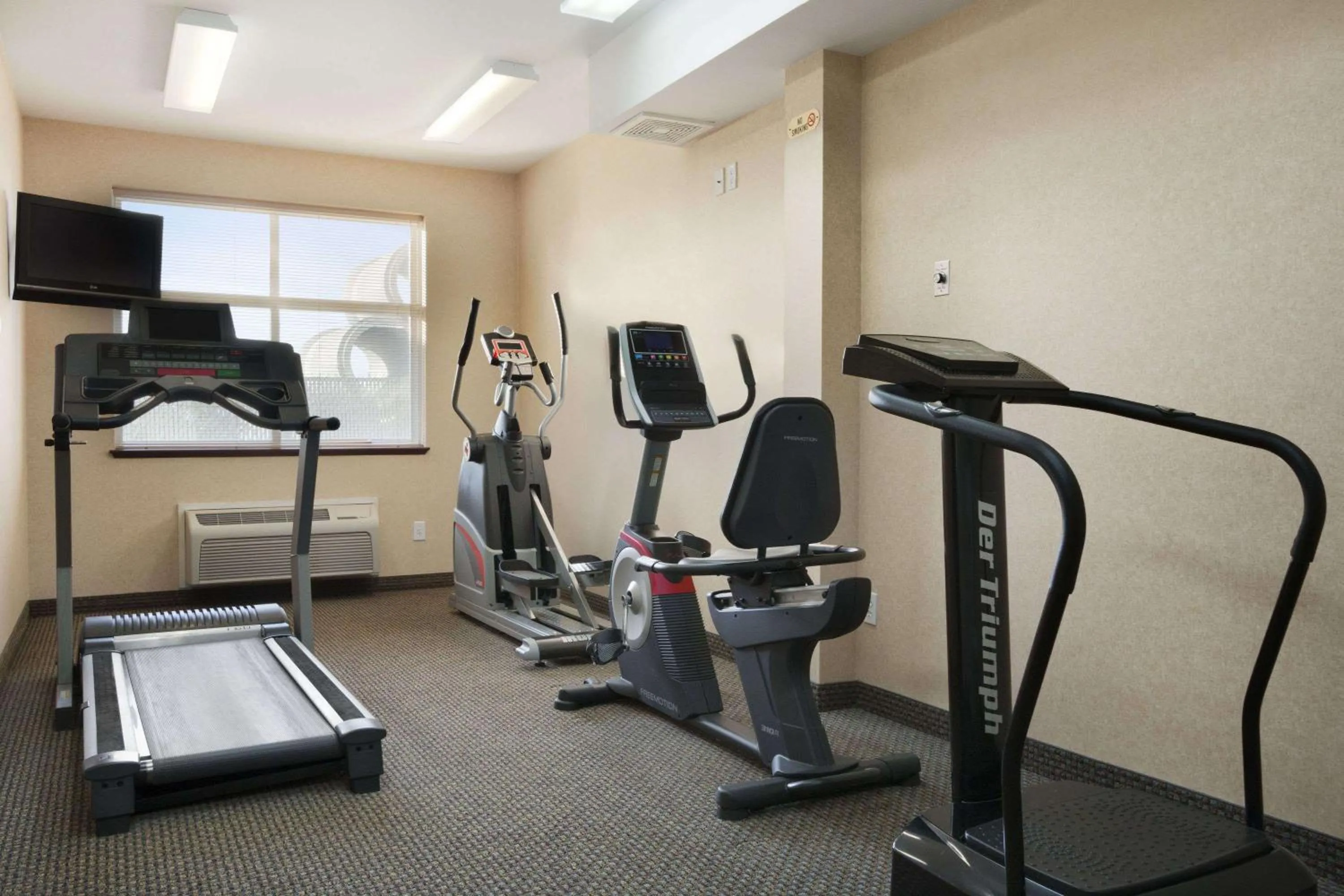 Fitness centre/facilities in Days Inn & Suites by Wyndham Langley