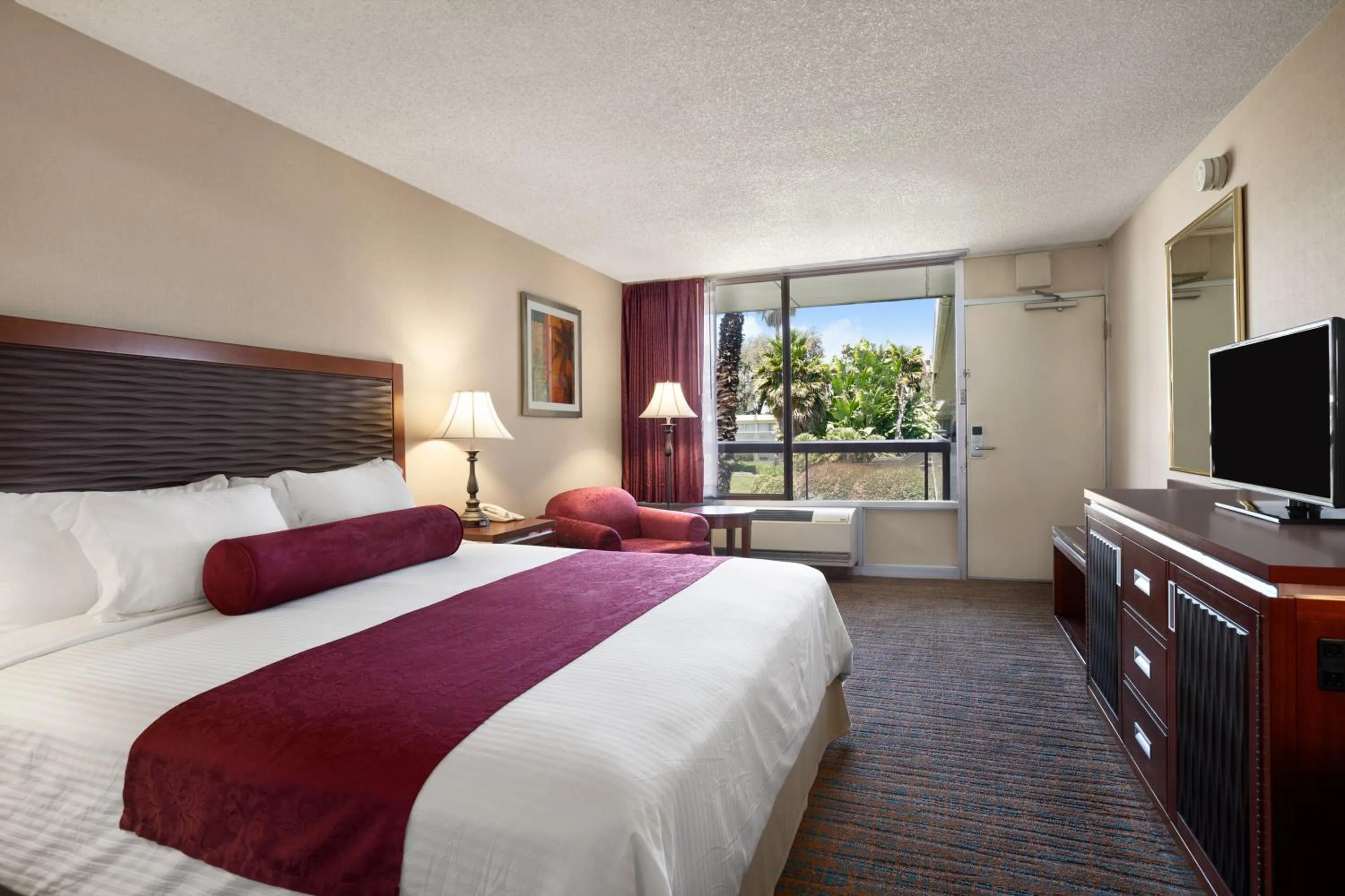 Photo of the whole room, Bed in Ramada by Wyndham Sunnyvale/Silicon Valley