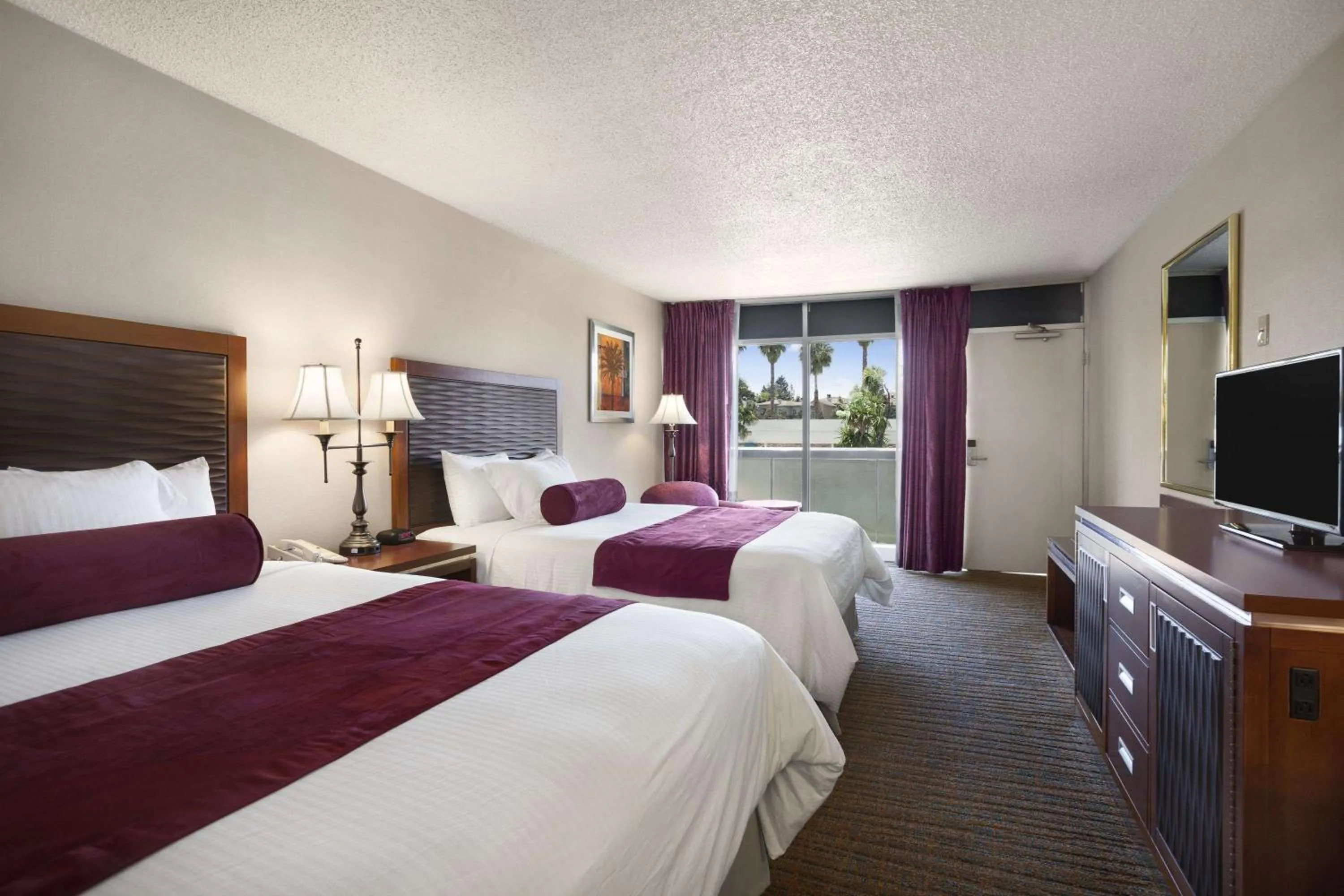 Photo of the whole room, Bed in Ramada by Wyndham Sunnyvale/Silicon Valley