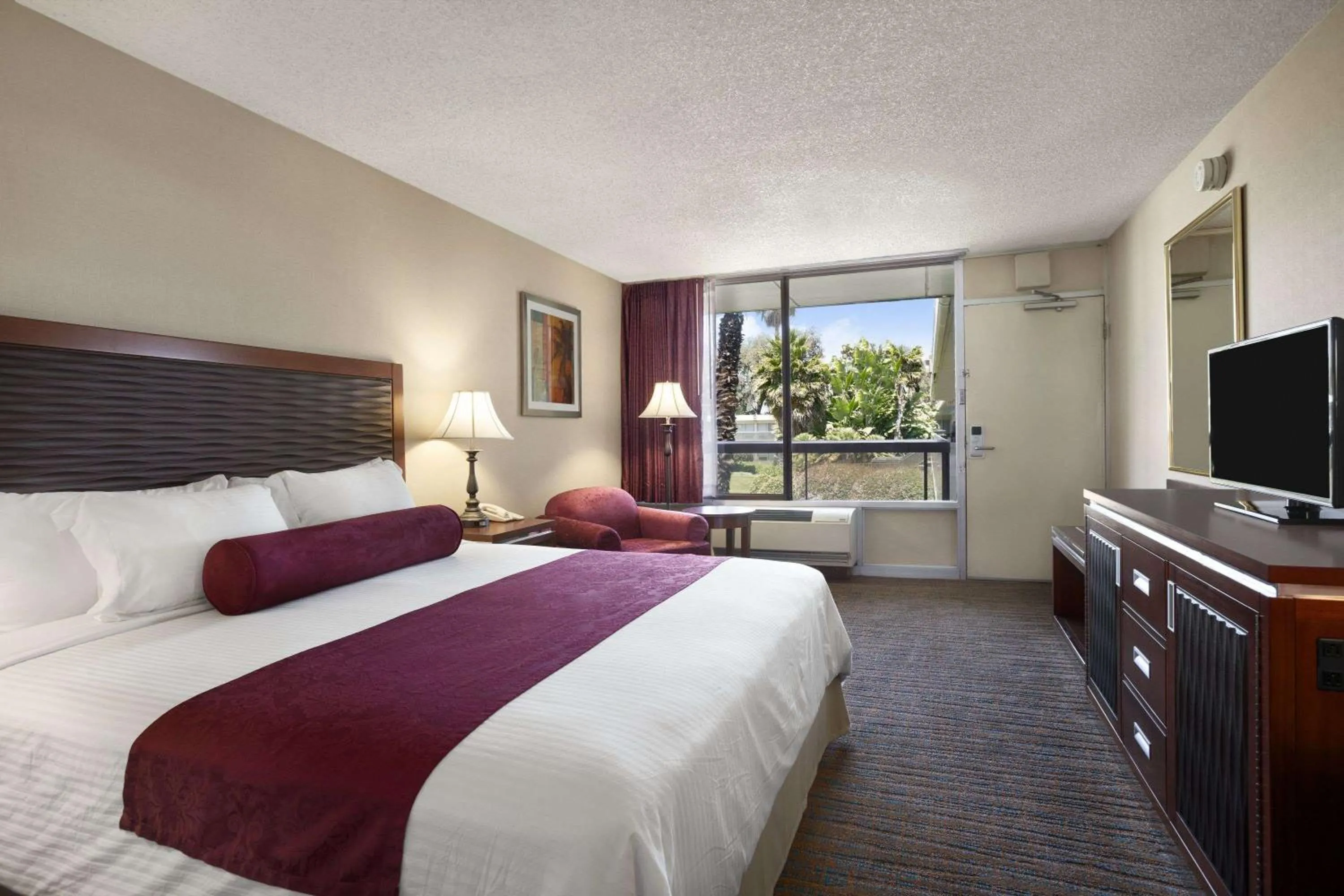 Photo of the whole room, Bed in Ramada by Wyndham Sunnyvale/Silicon Valley
