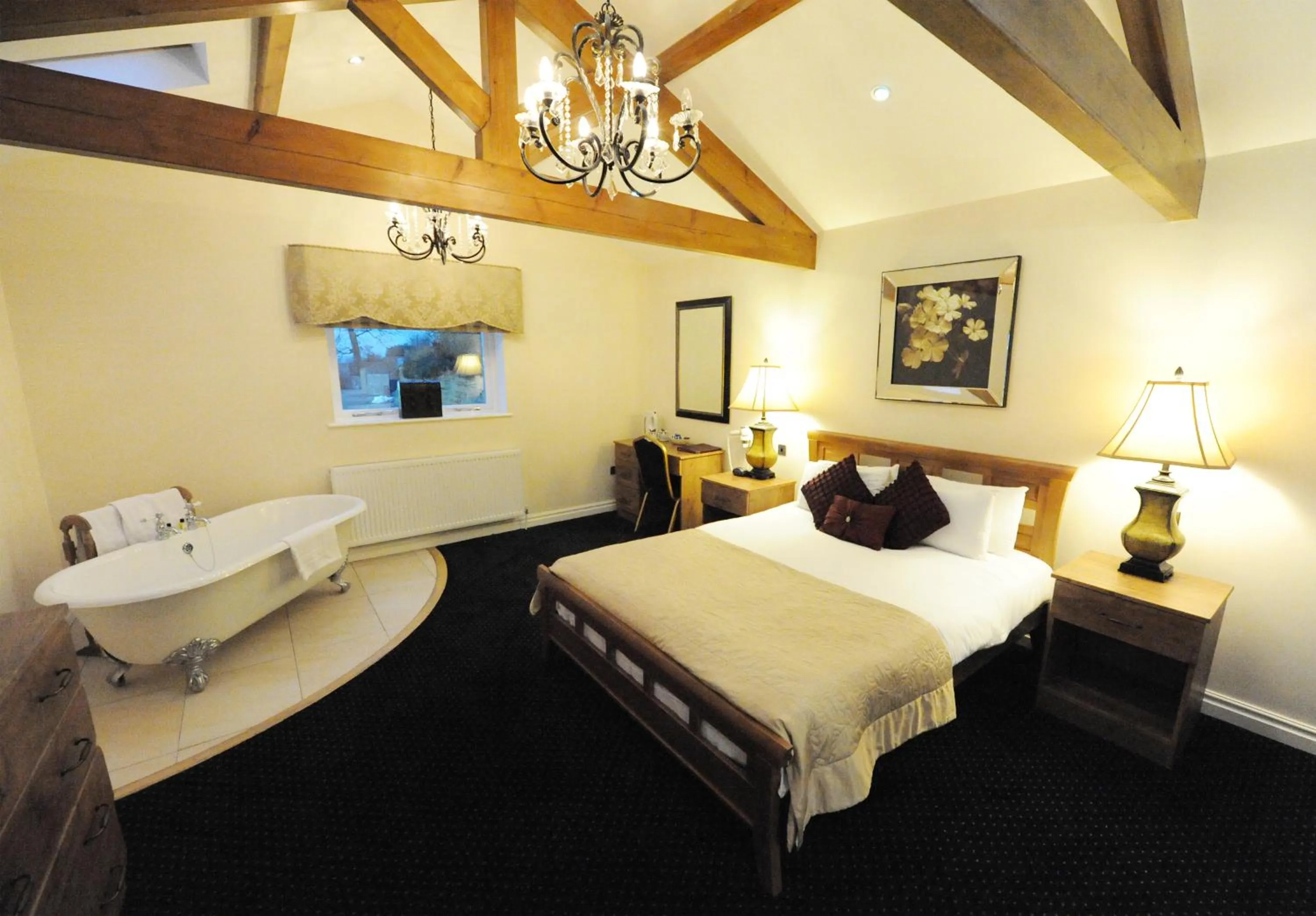 Photo of the whole room, Bed in Kings Croft Hotel