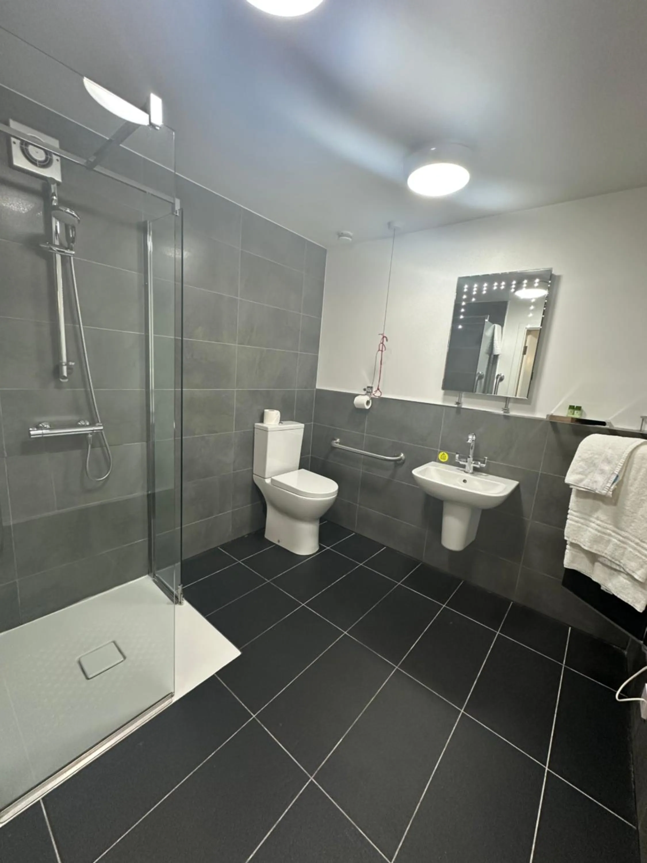 Shower in Kings Croft Hotel