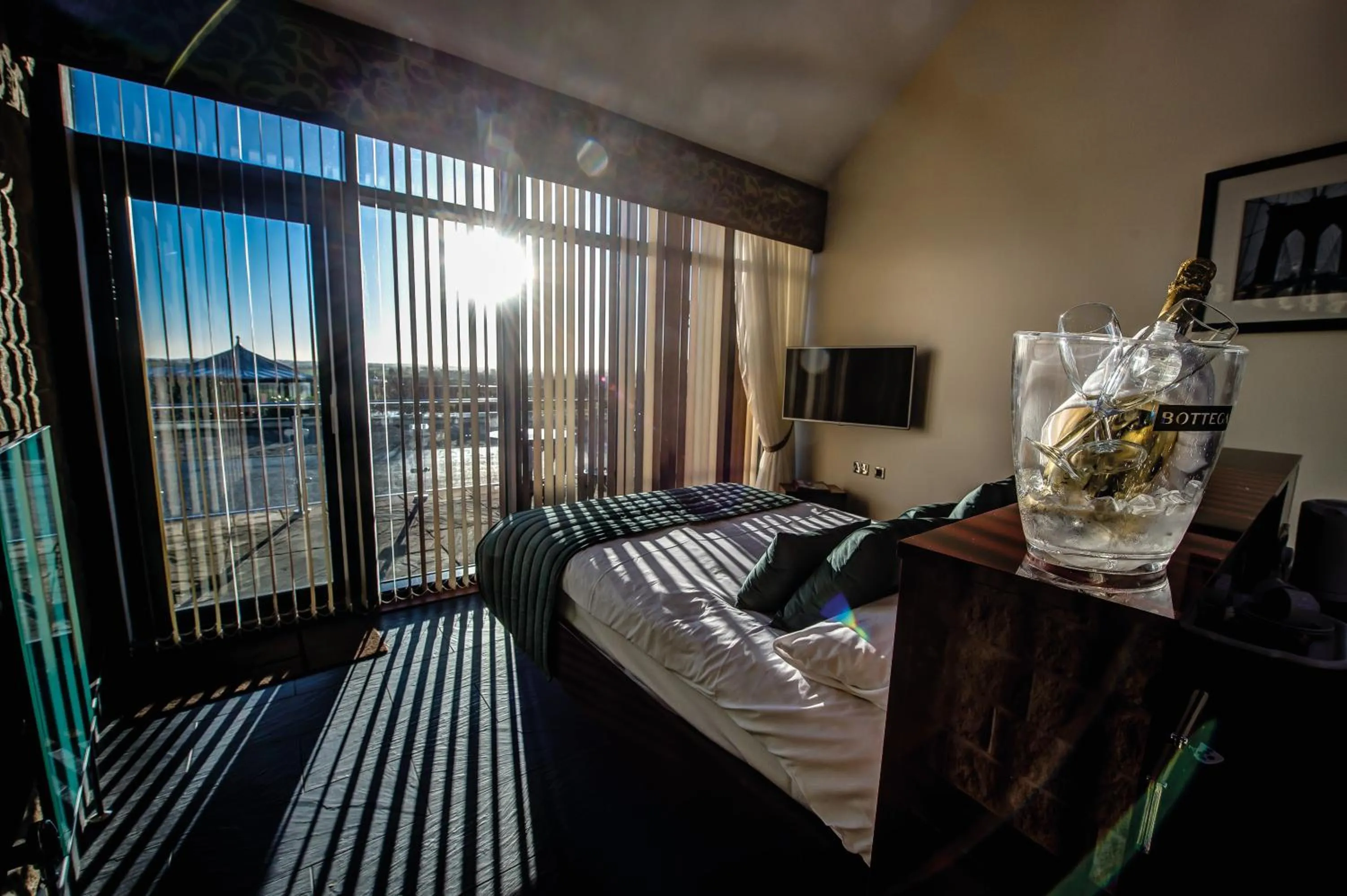 Bedroom, Bed in Kings Croft Hotel
