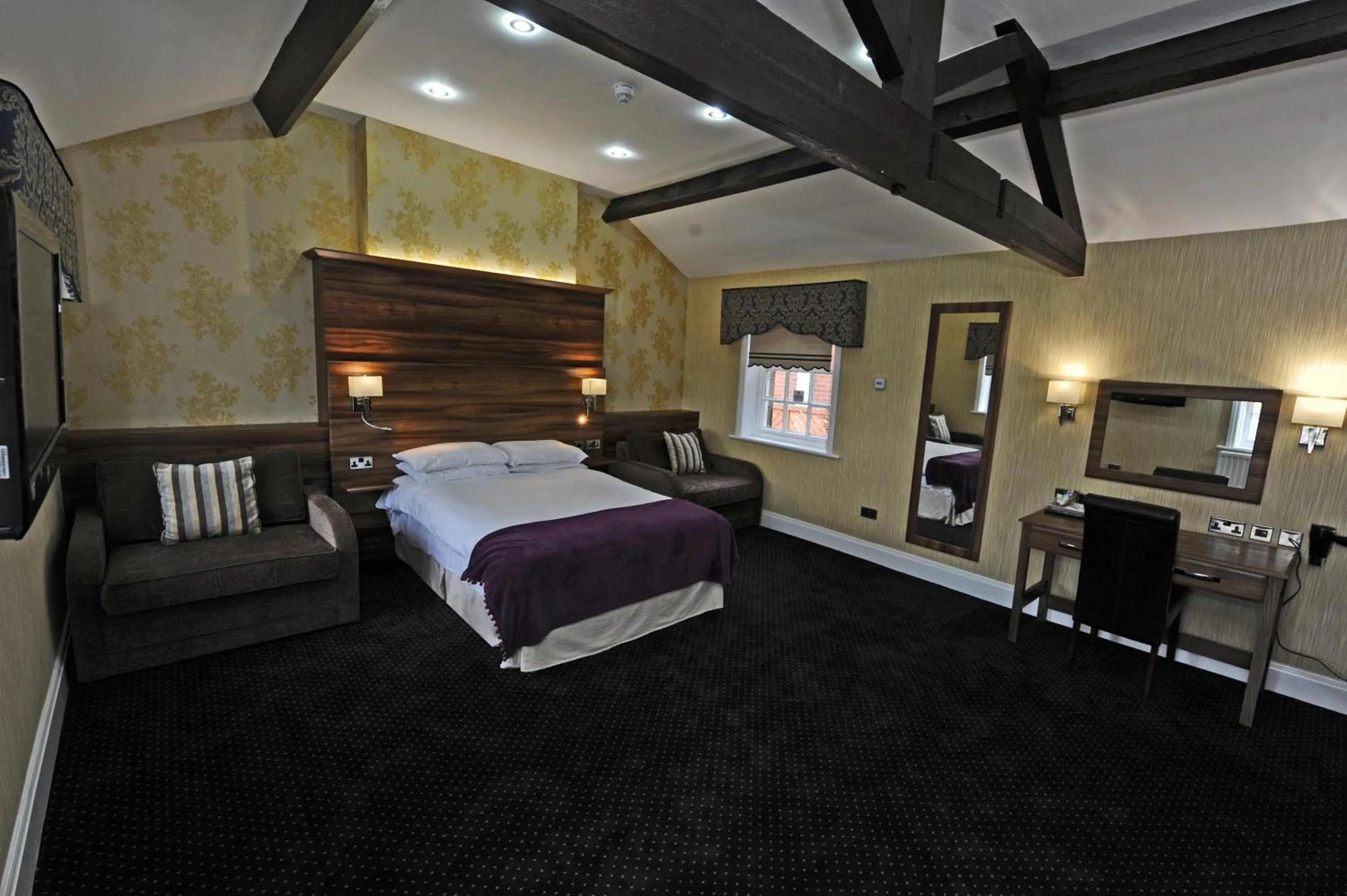 Bedroom, Bed in Kings Croft Hotel
