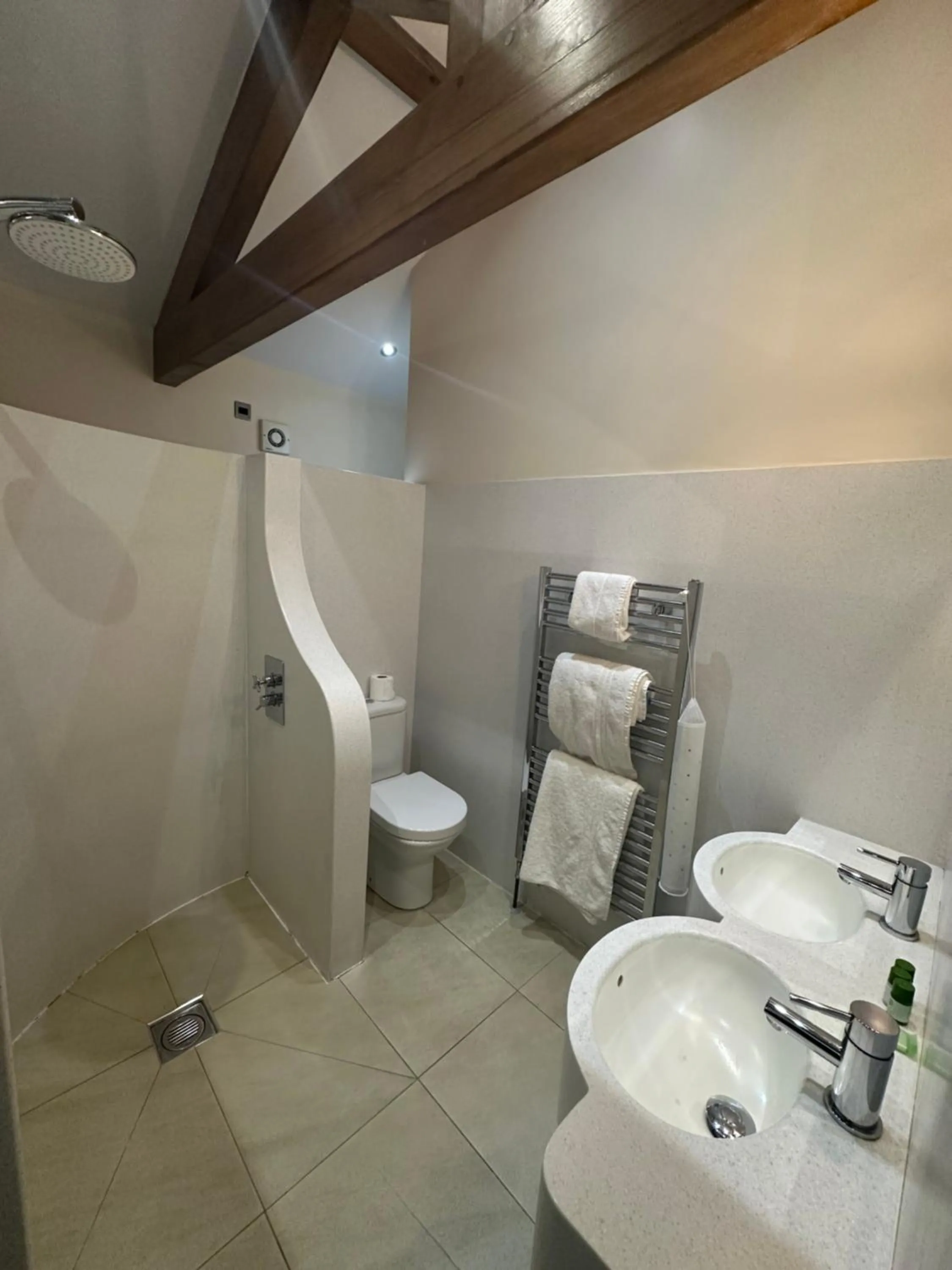 Shower in Kings Croft Hotel