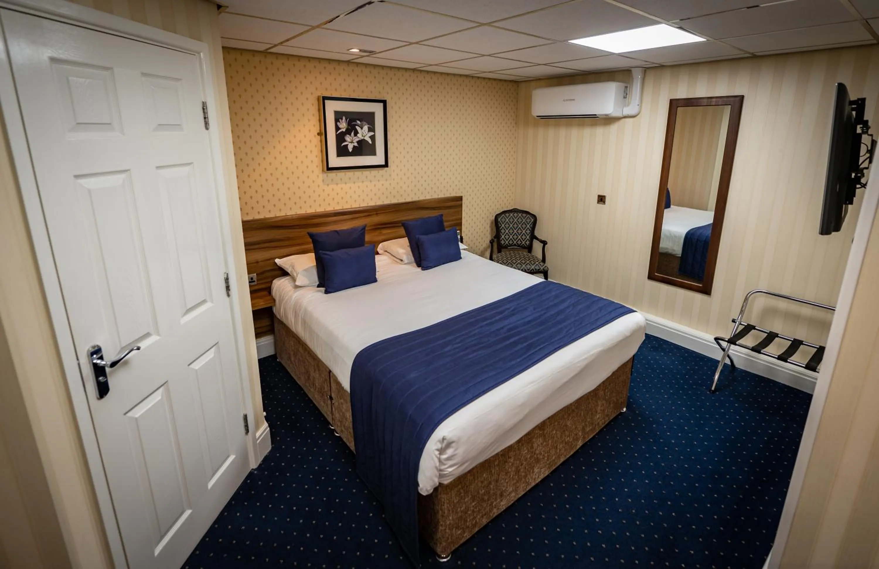 Bedroom, Bed in Kings Croft Hotel