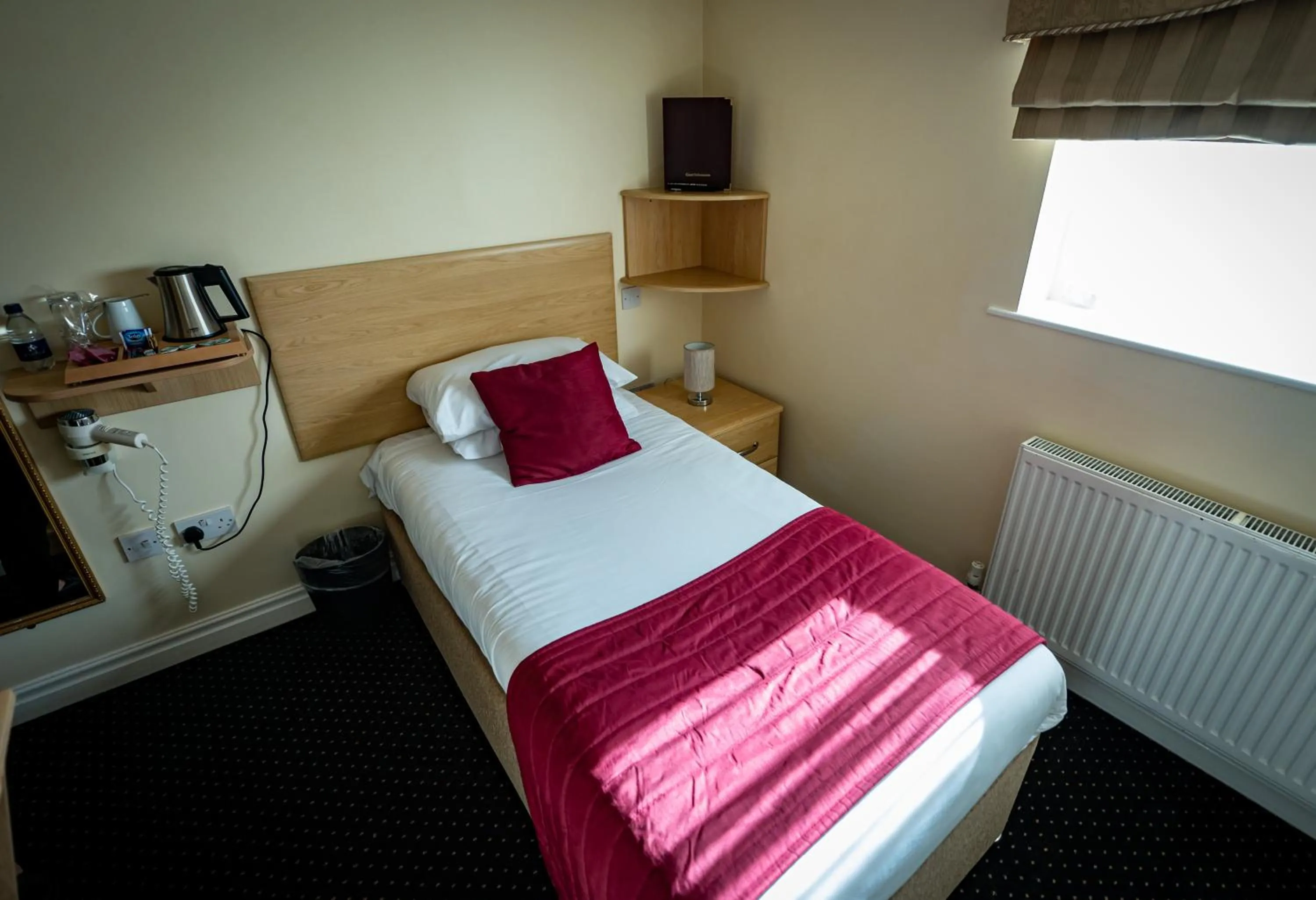 Bedroom, Bed in Kings Croft Hotel