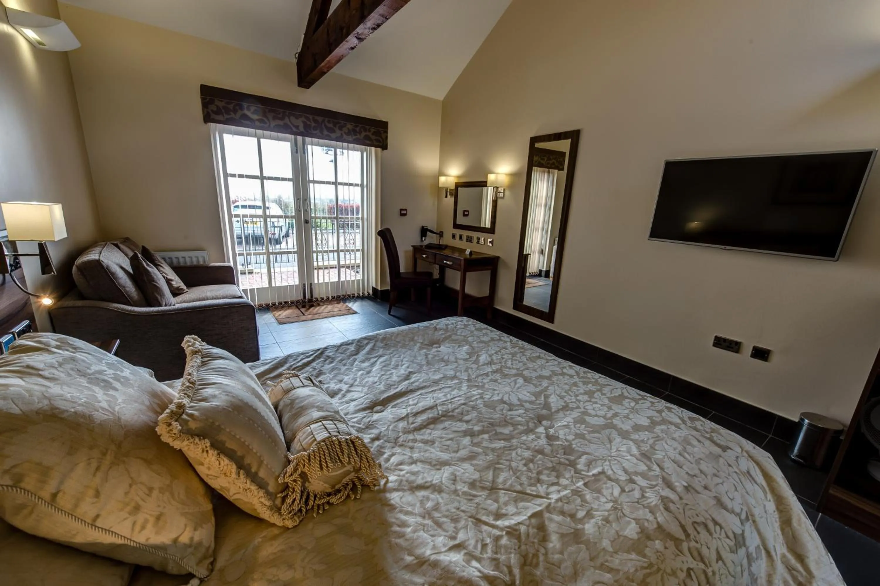 Bedroom, Bed in Kings Croft Hotel