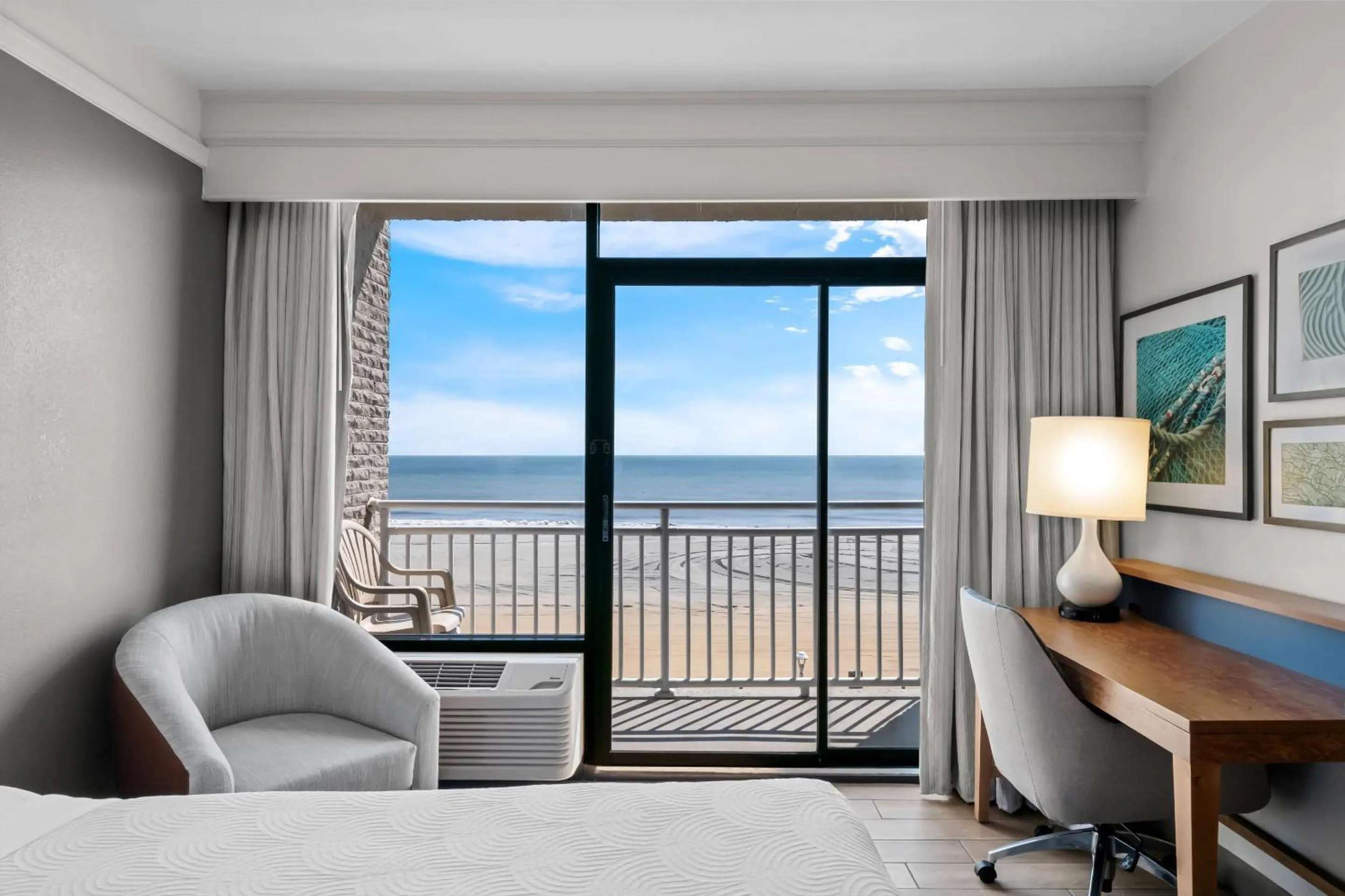 Bedroom in Country Inn & Suites by Radisson, Virginia Beach Oceanfront