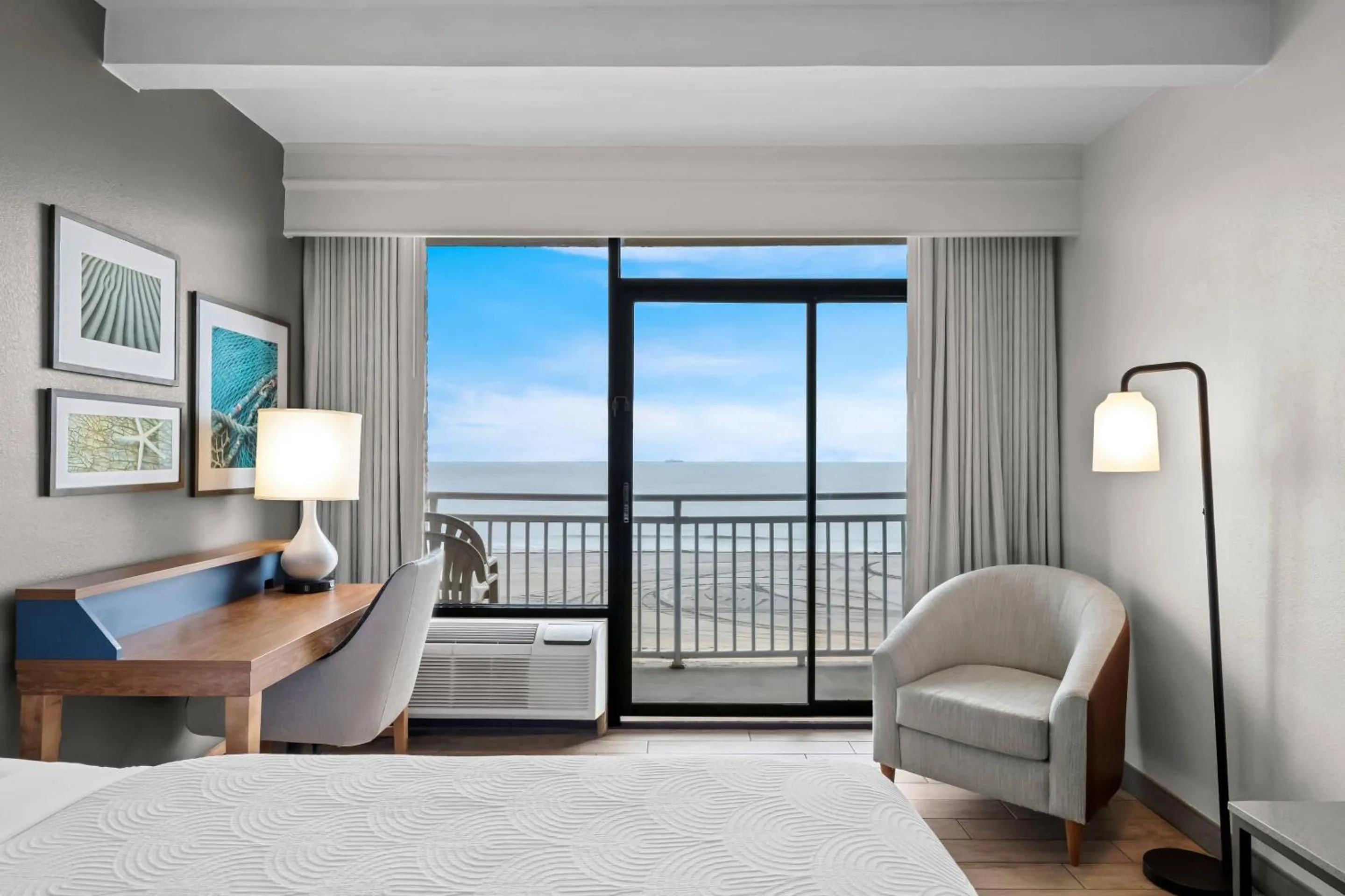 Bedroom, Bed in Country Inn & Suites by Radisson, Virginia Beach Oceanfront