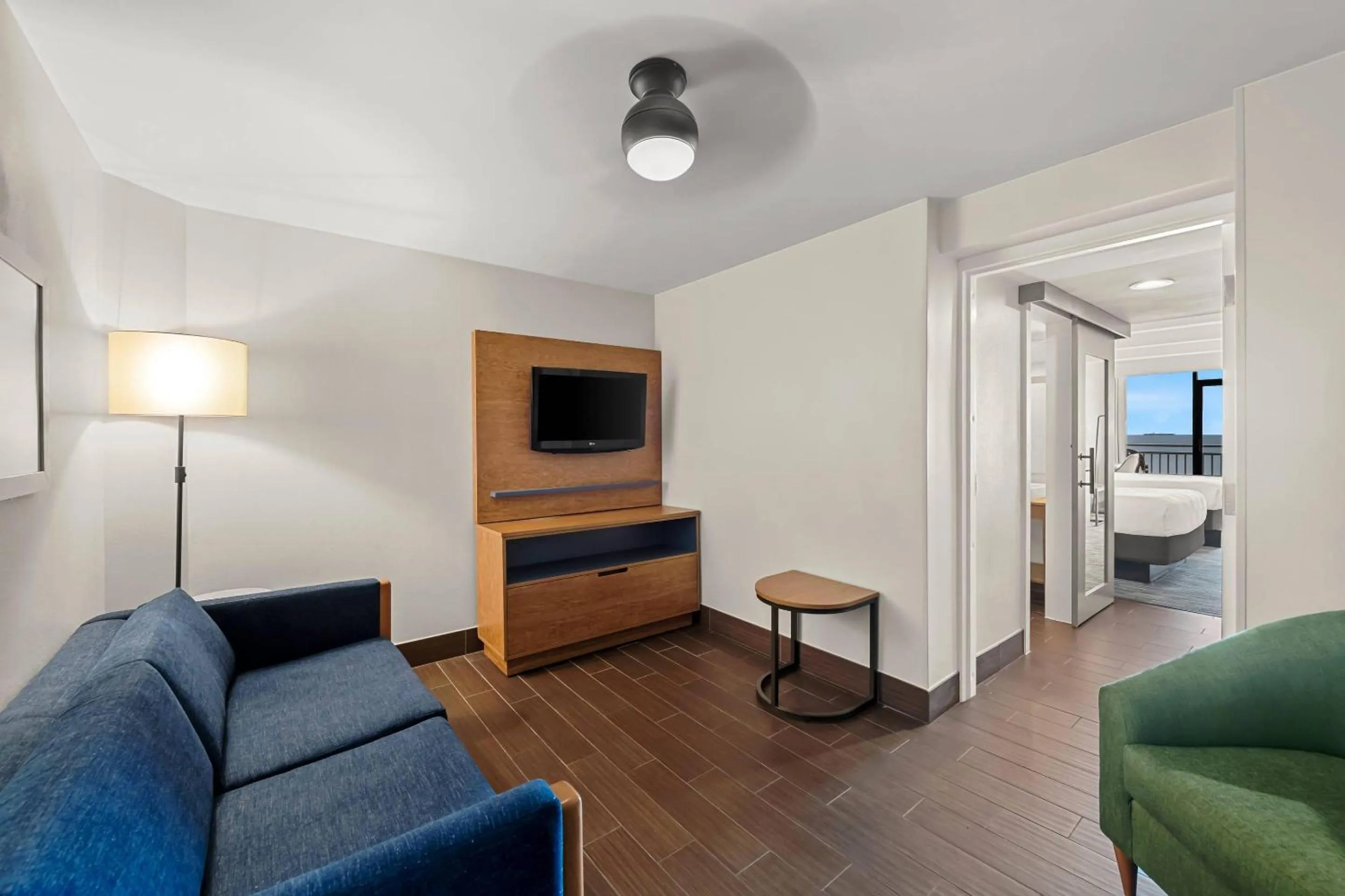 Bedroom in Country Inn & Suites by Radisson, Virginia Beach Oceanfront