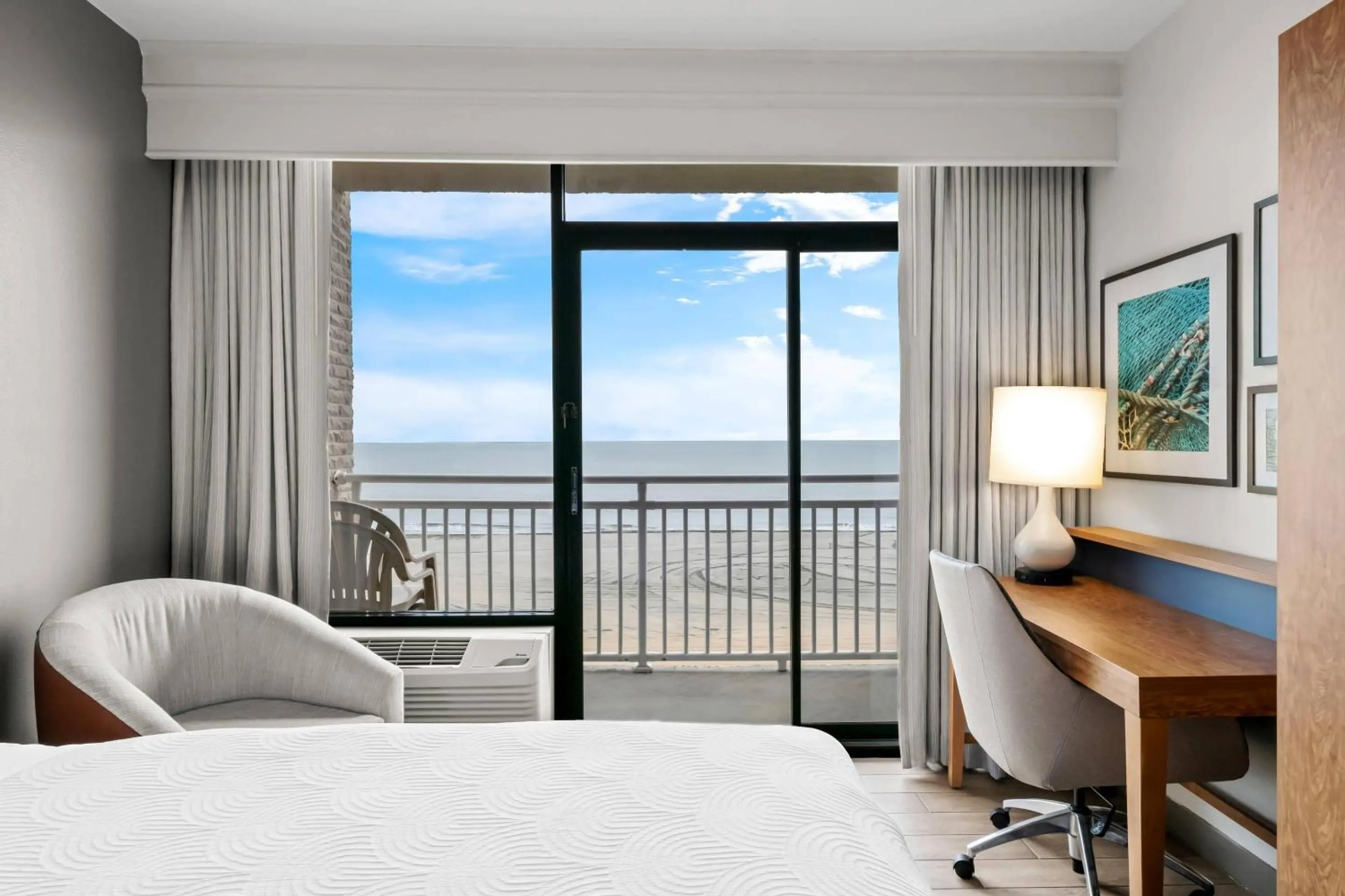 Bedroom, Bed in Country Inn & Suites by Radisson, Virginia Beach Oceanfront