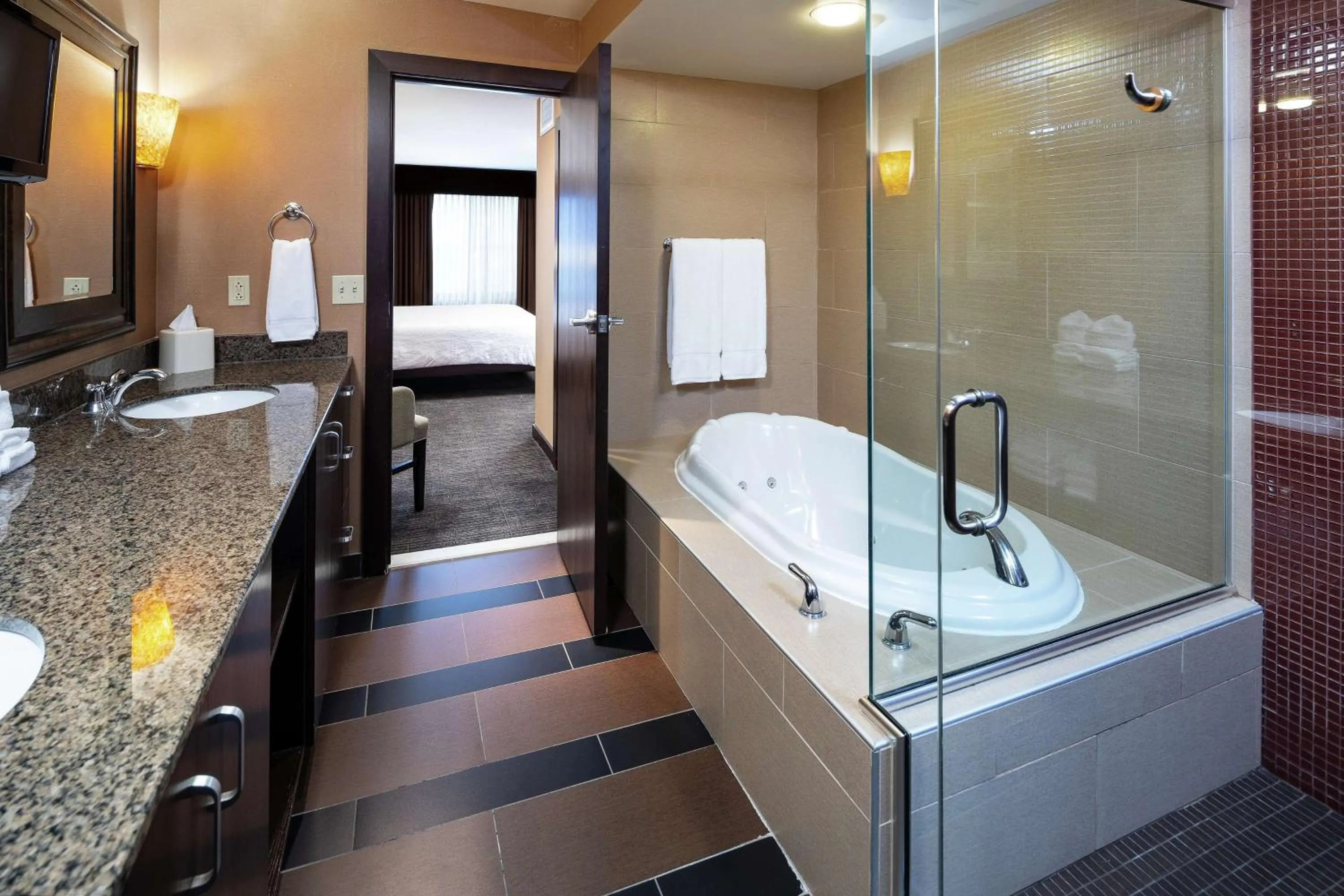 Bathroom, Bed in Hilton Garden Inn Sioux Falls South