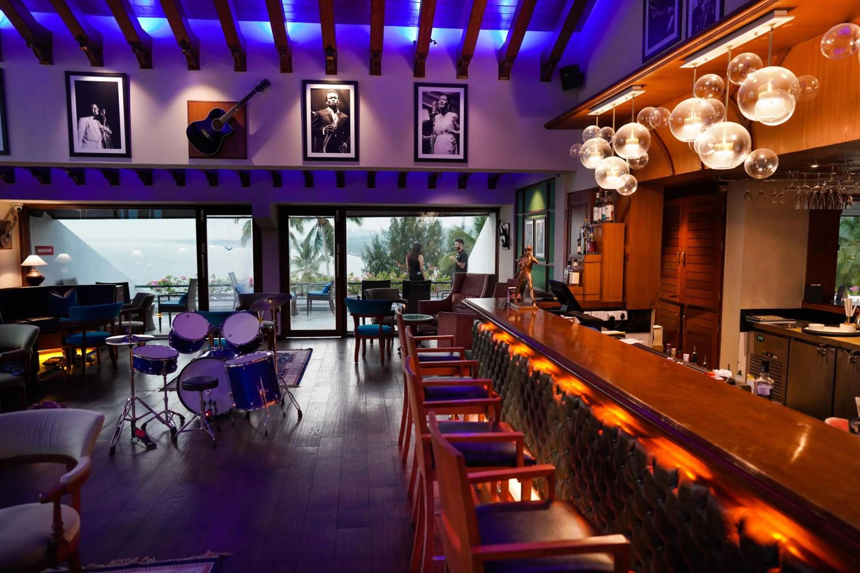 Lounge or bar in The Leela Kovalam, A Raviz Hotel