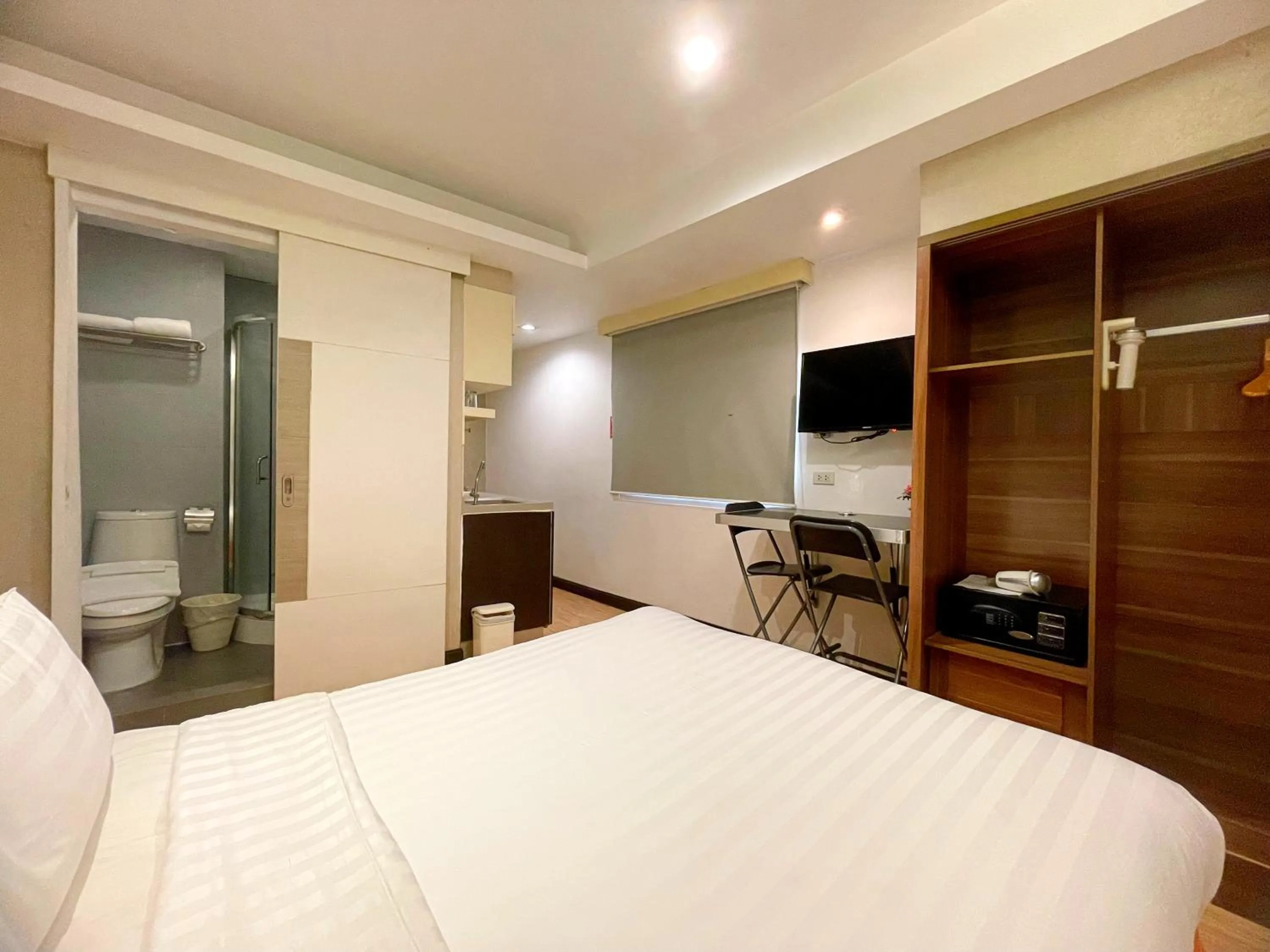 Bedroom, Bed in Arawana Express Phromphong