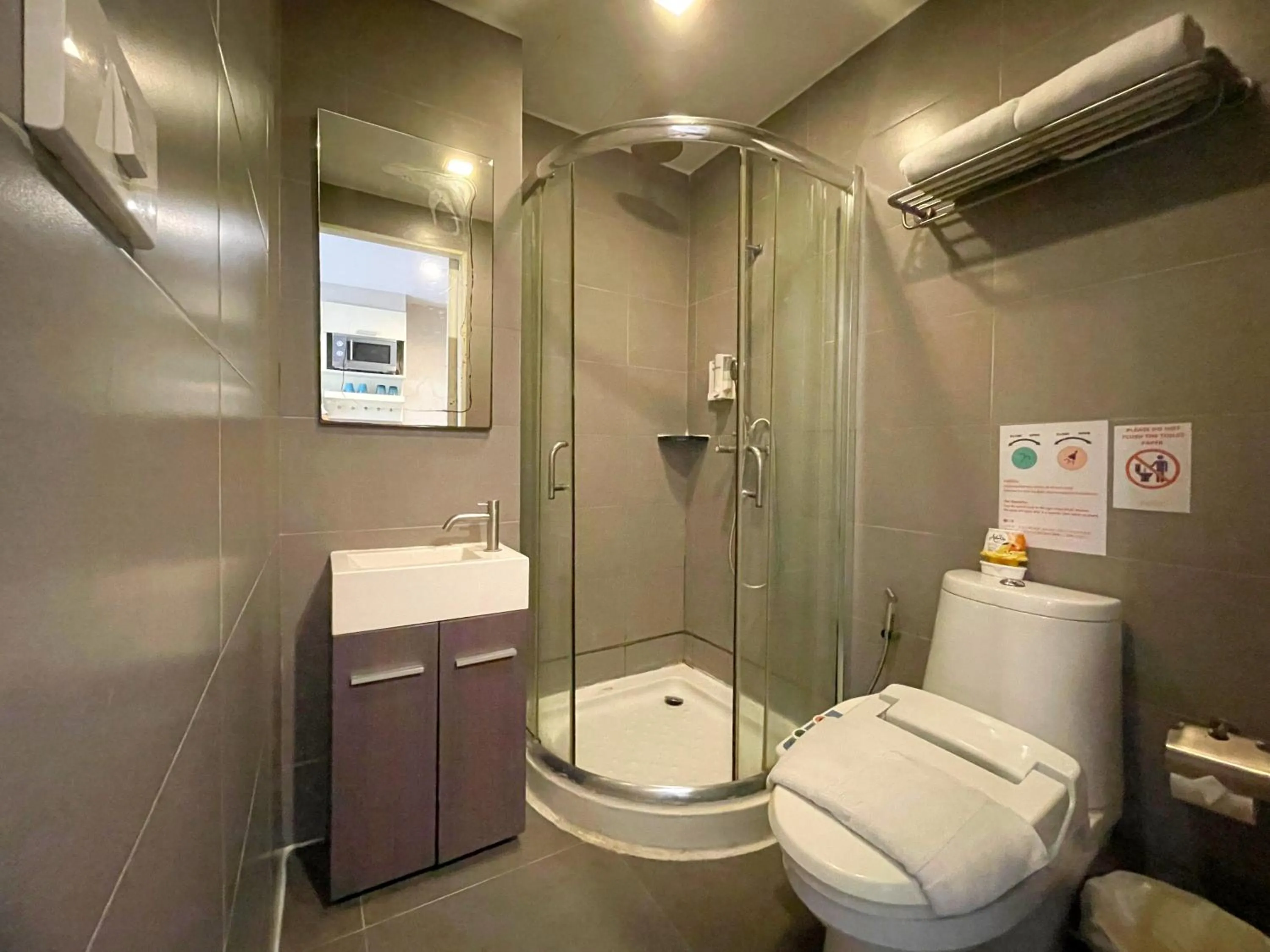 Bathroom in Arawana Express Phromphong