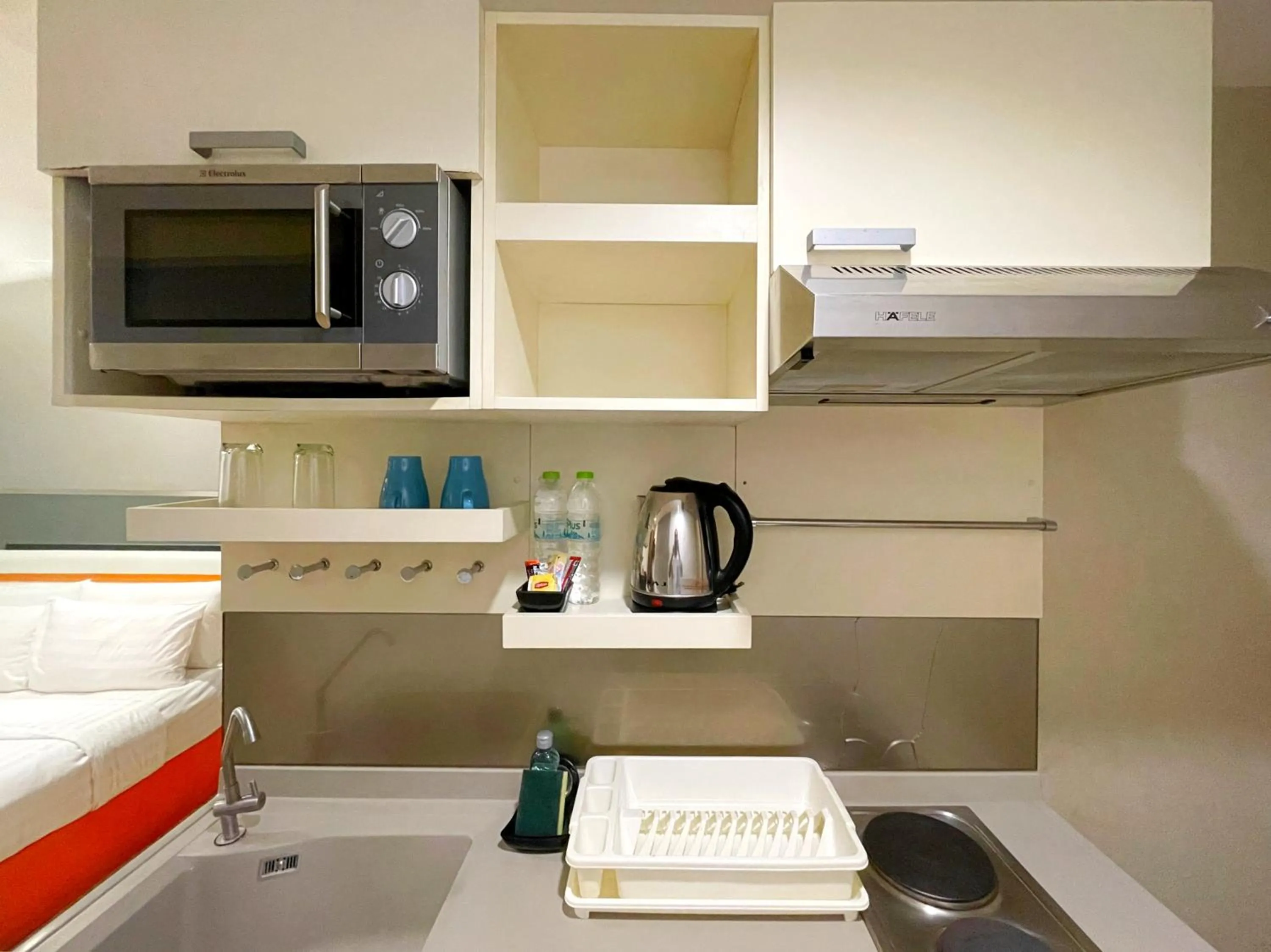 Kitchen or kitchenette in Arawana Express Phromphong