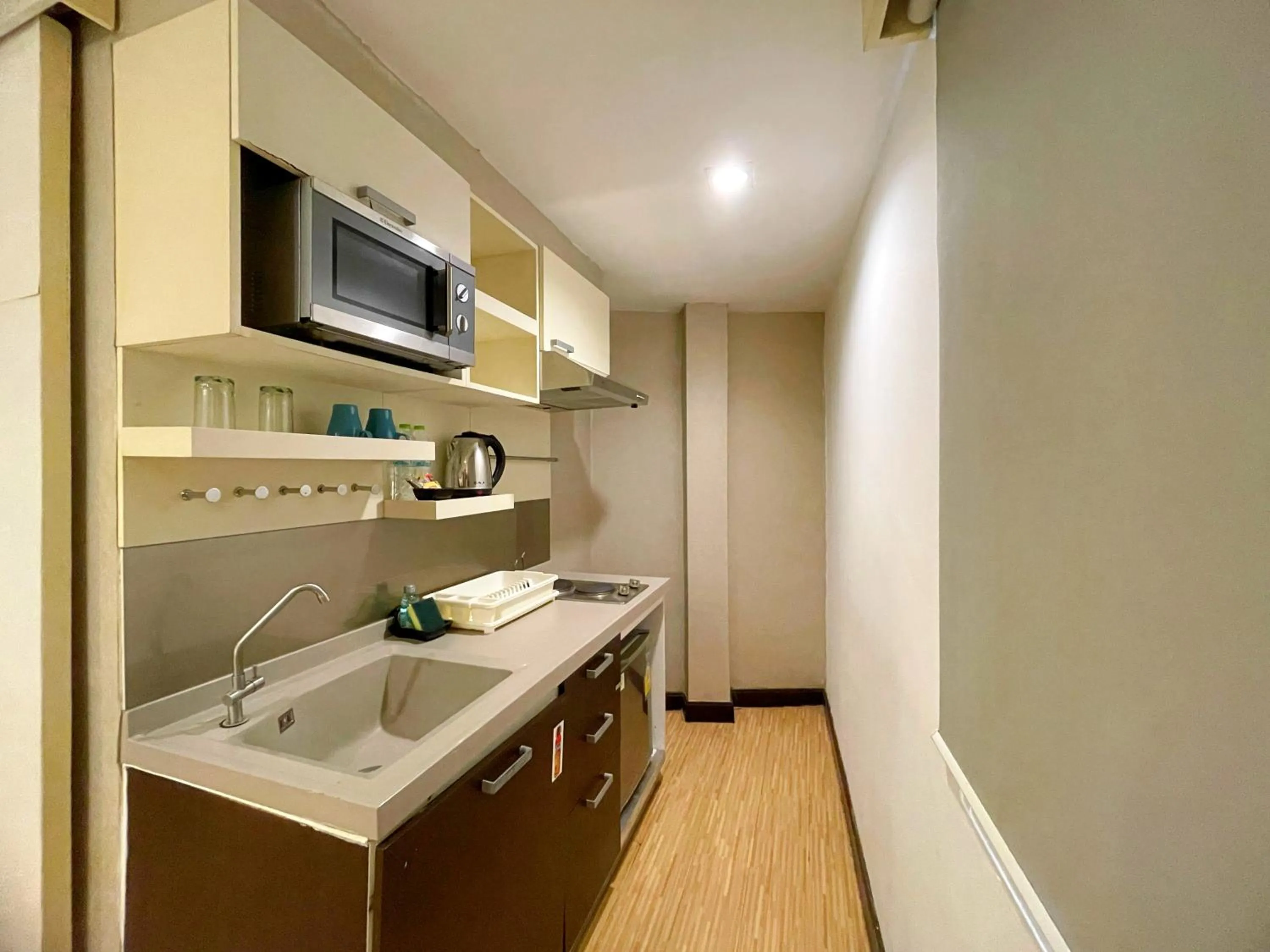 Kitchen or kitchenette in Arawana Express Phromphong