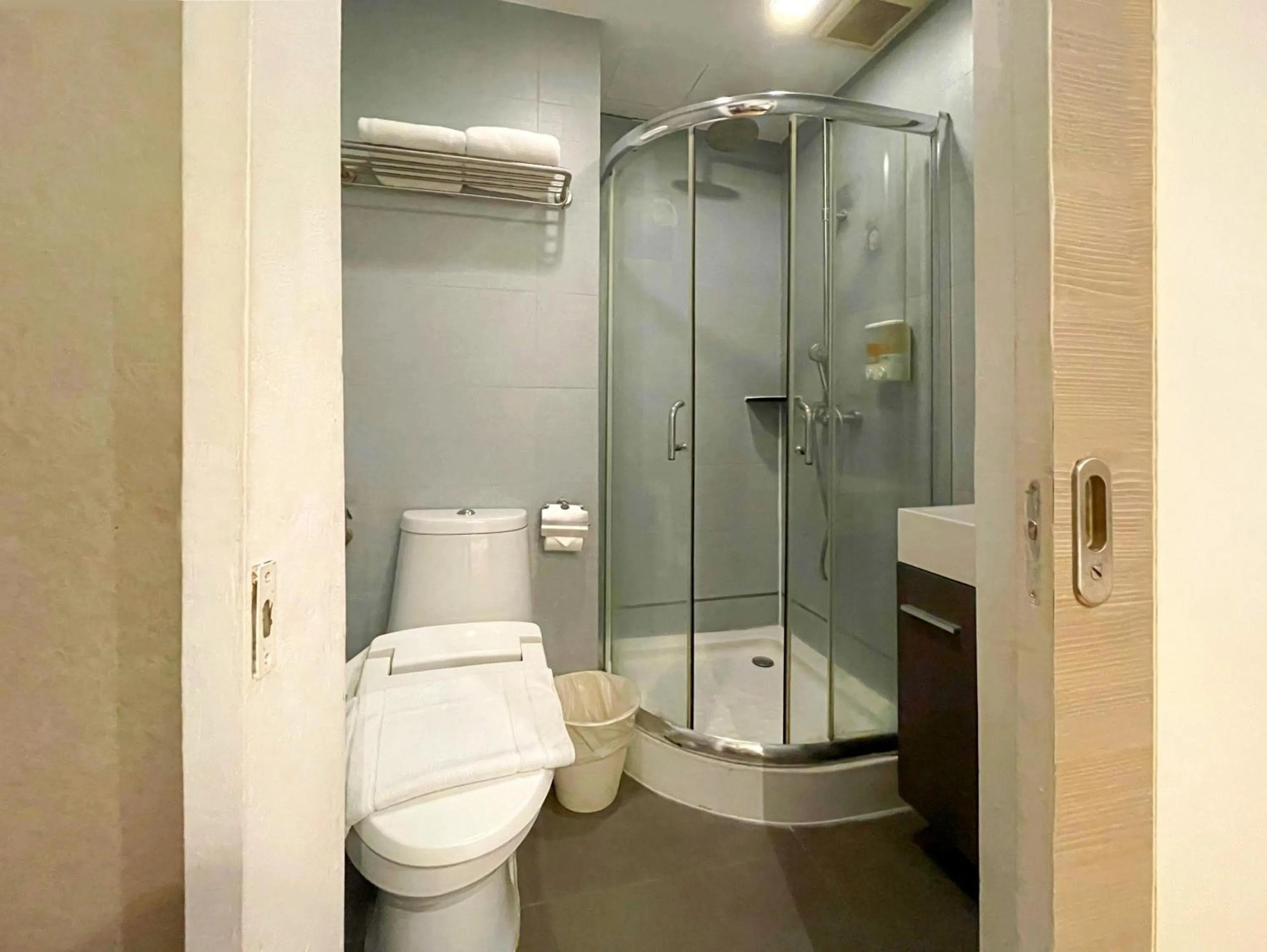 Bathroom in Arawana Express Phromphong