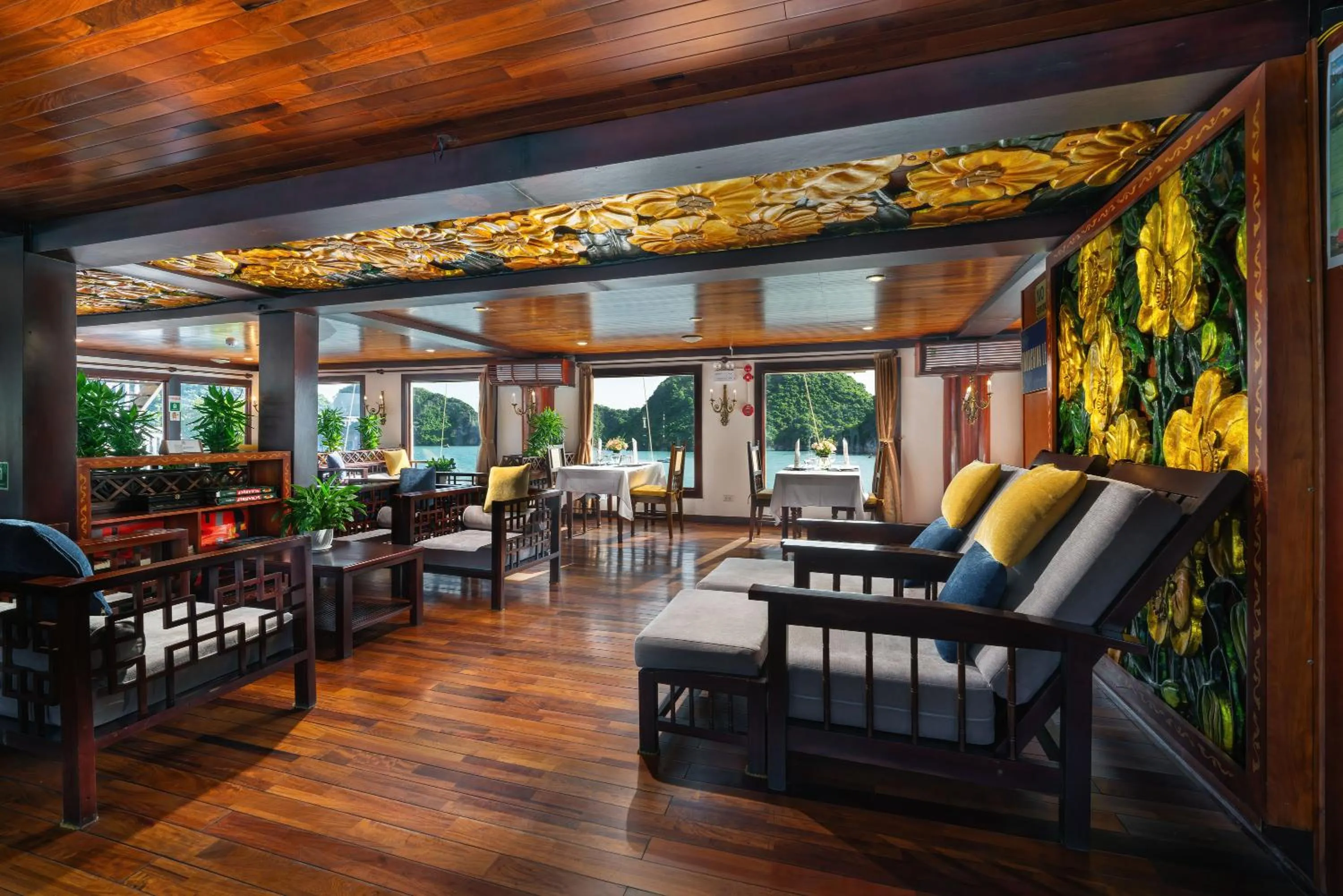 Lounge or bar in Indochina Sails Ha Long Bay