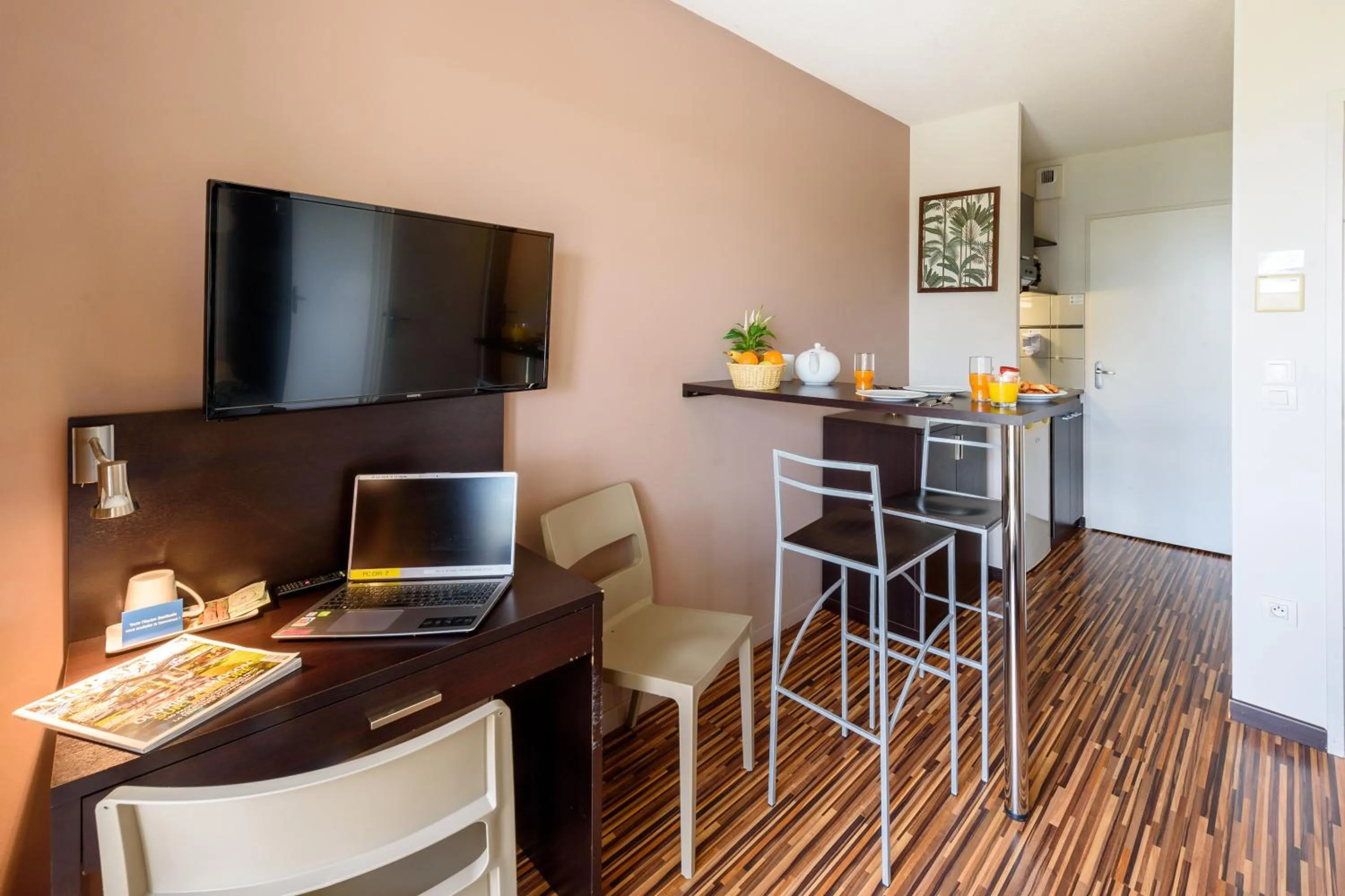 Photo of the whole room in Clarion Aparthotel Toulouse Le Parc de l'Escale