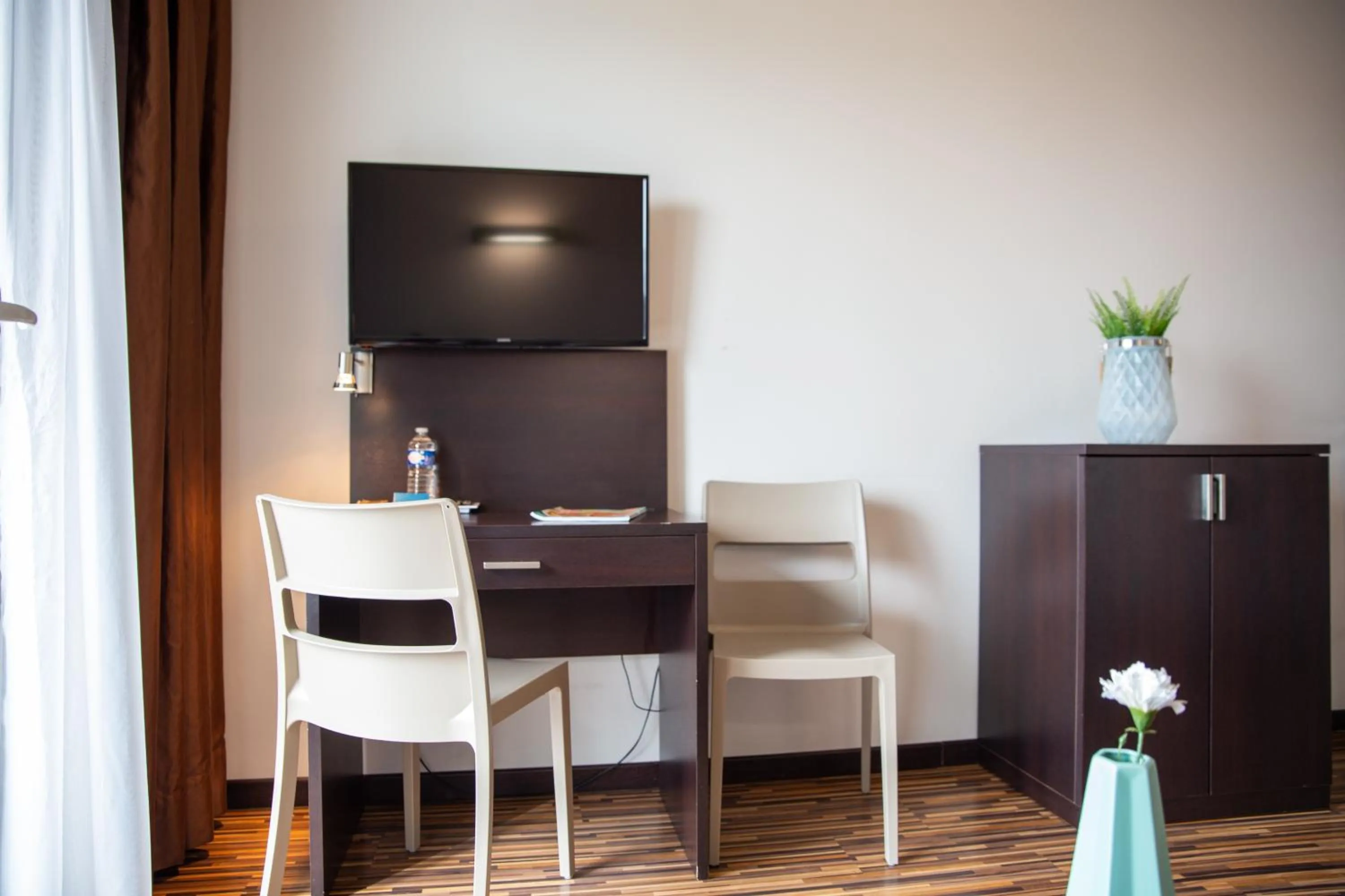 Photo of the whole room in Clarion Aparthotel Toulouse Le Parc de l'Escale