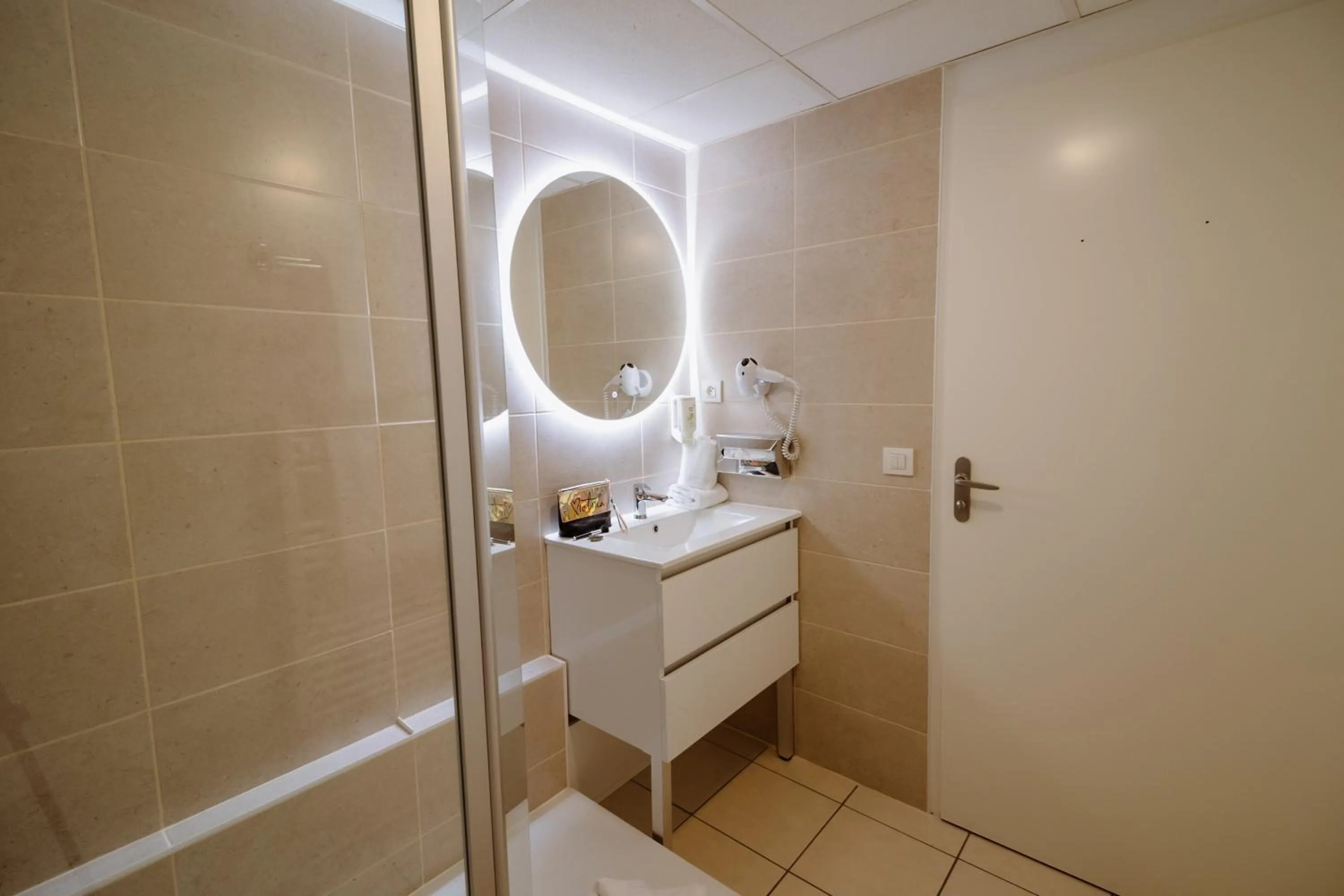 Shower in Clarion Aparthotel Toulouse Le Parc de l'Escale