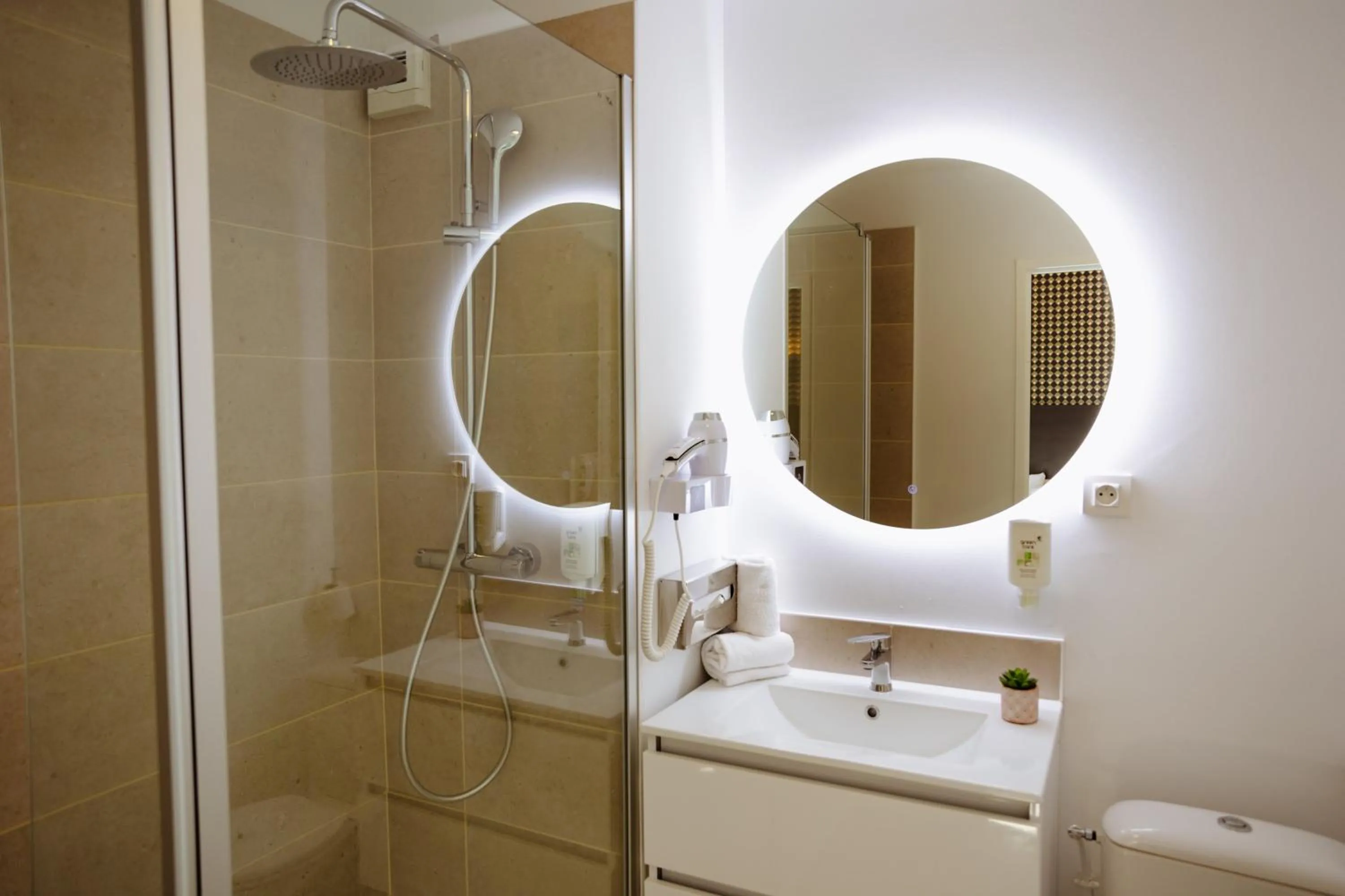 Shower in Clarion Aparthotel Toulouse Le Parc de l'Escale