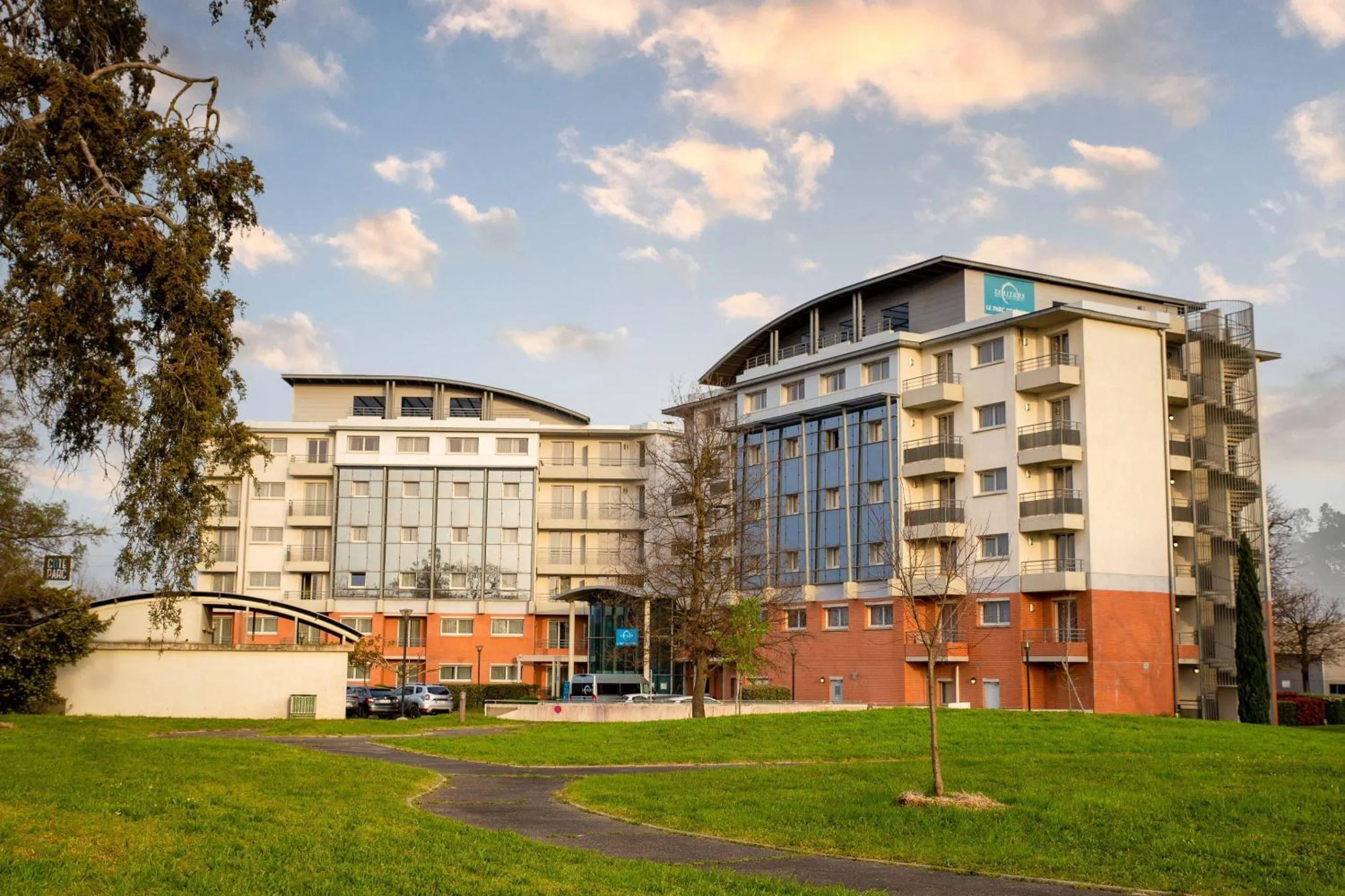 Property building in Clarion Aparthotel Toulouse Le Parc de l'Escale