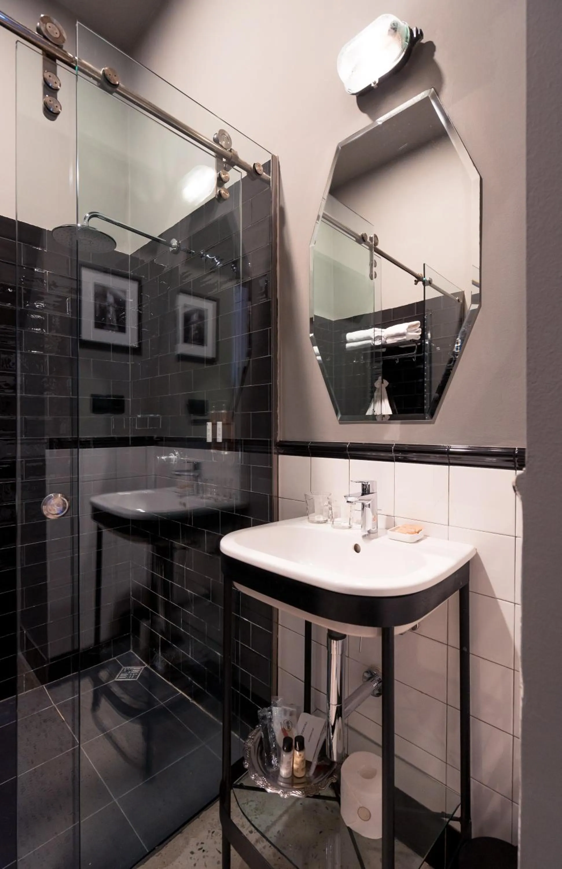 Shower in Communal Hotel Sololaki