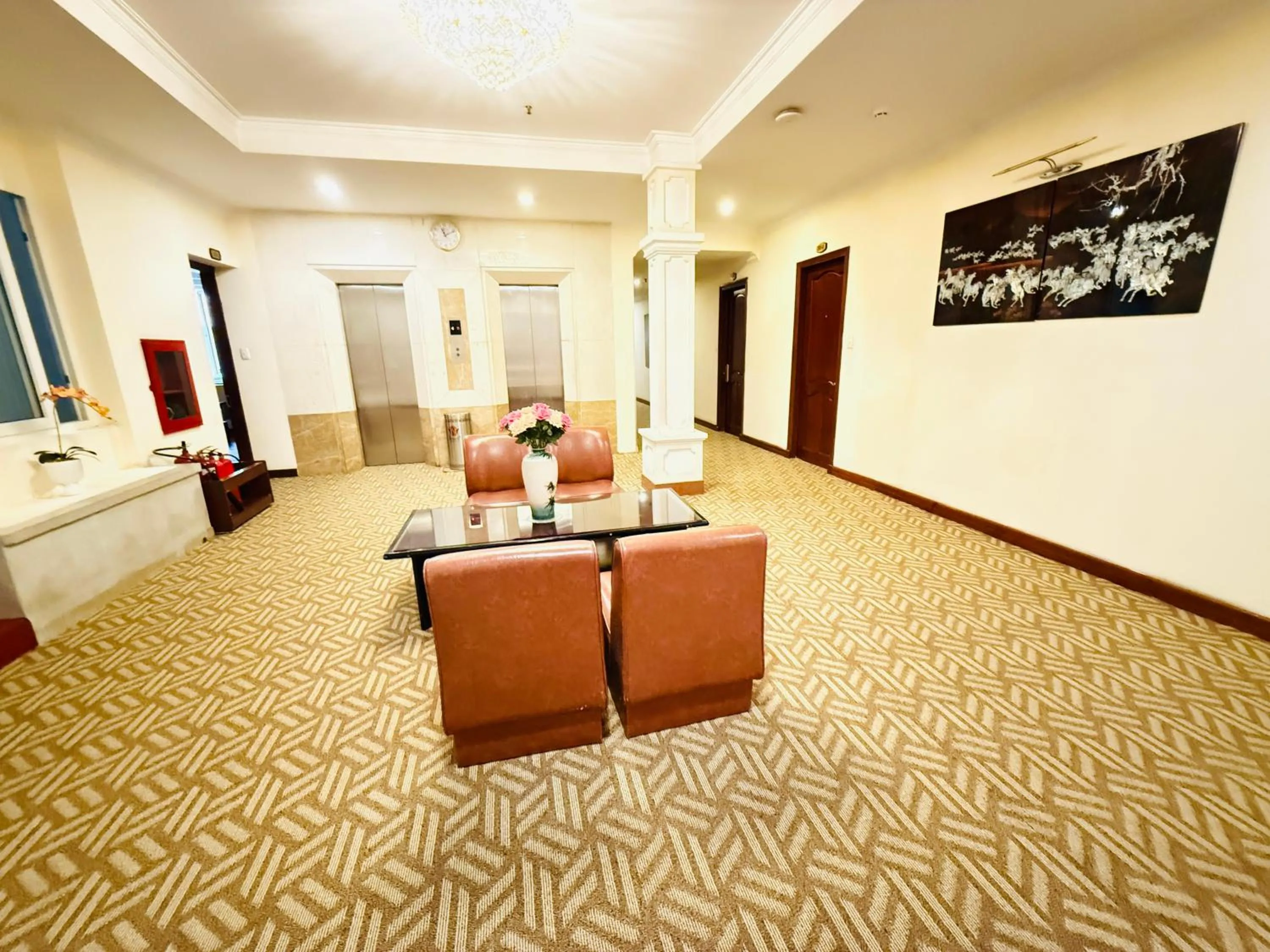 Communal lounge/ TV room in Huong Sen Hotel