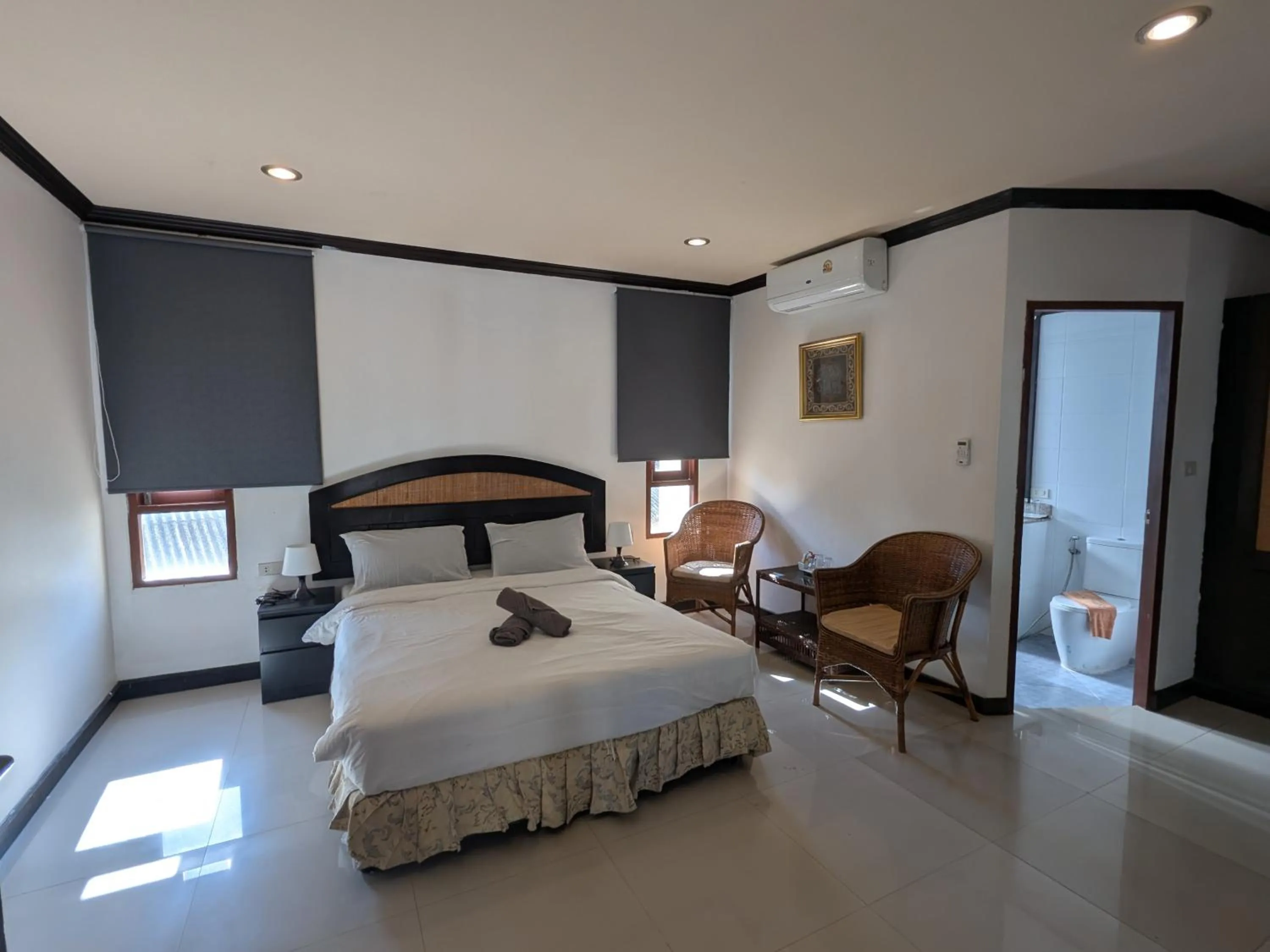 Seating area, Bed in Summer Inn