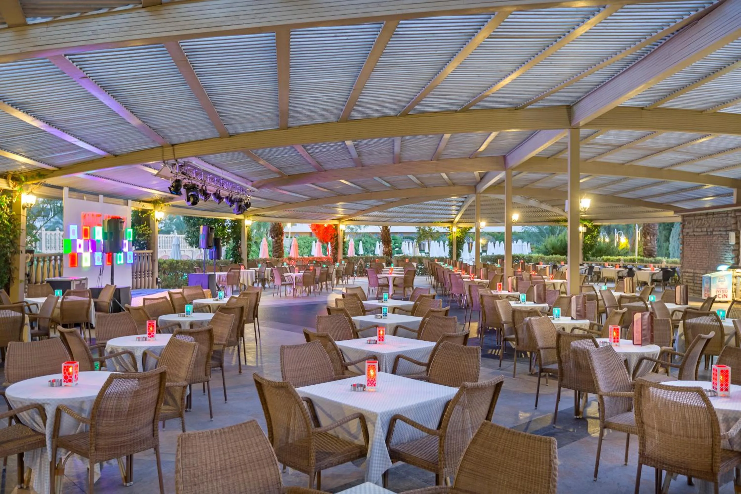 Restaurant/places to eat in Royal Holiday Palace