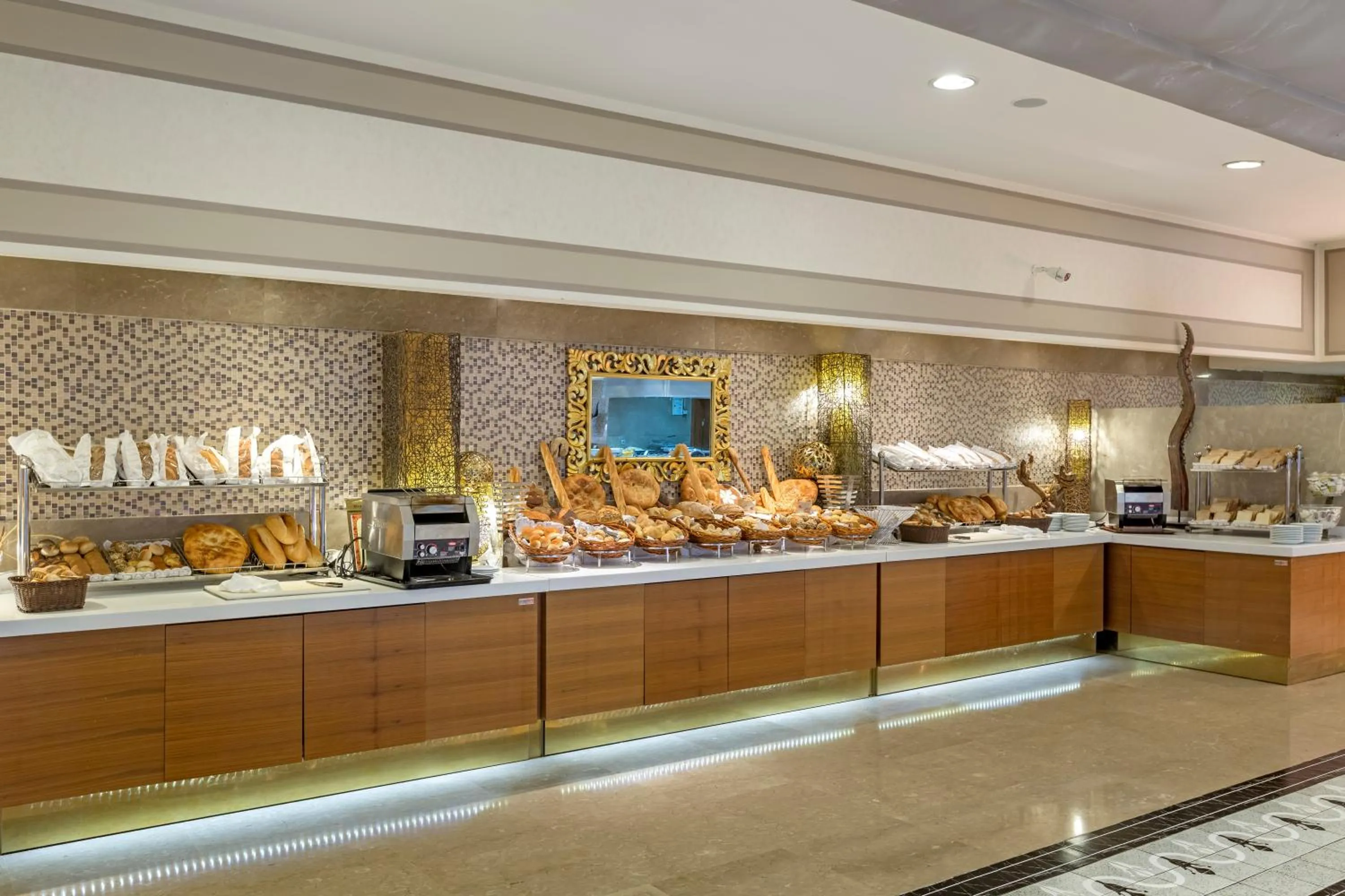 Restaurant/places to eat in Royal Holiday Palace