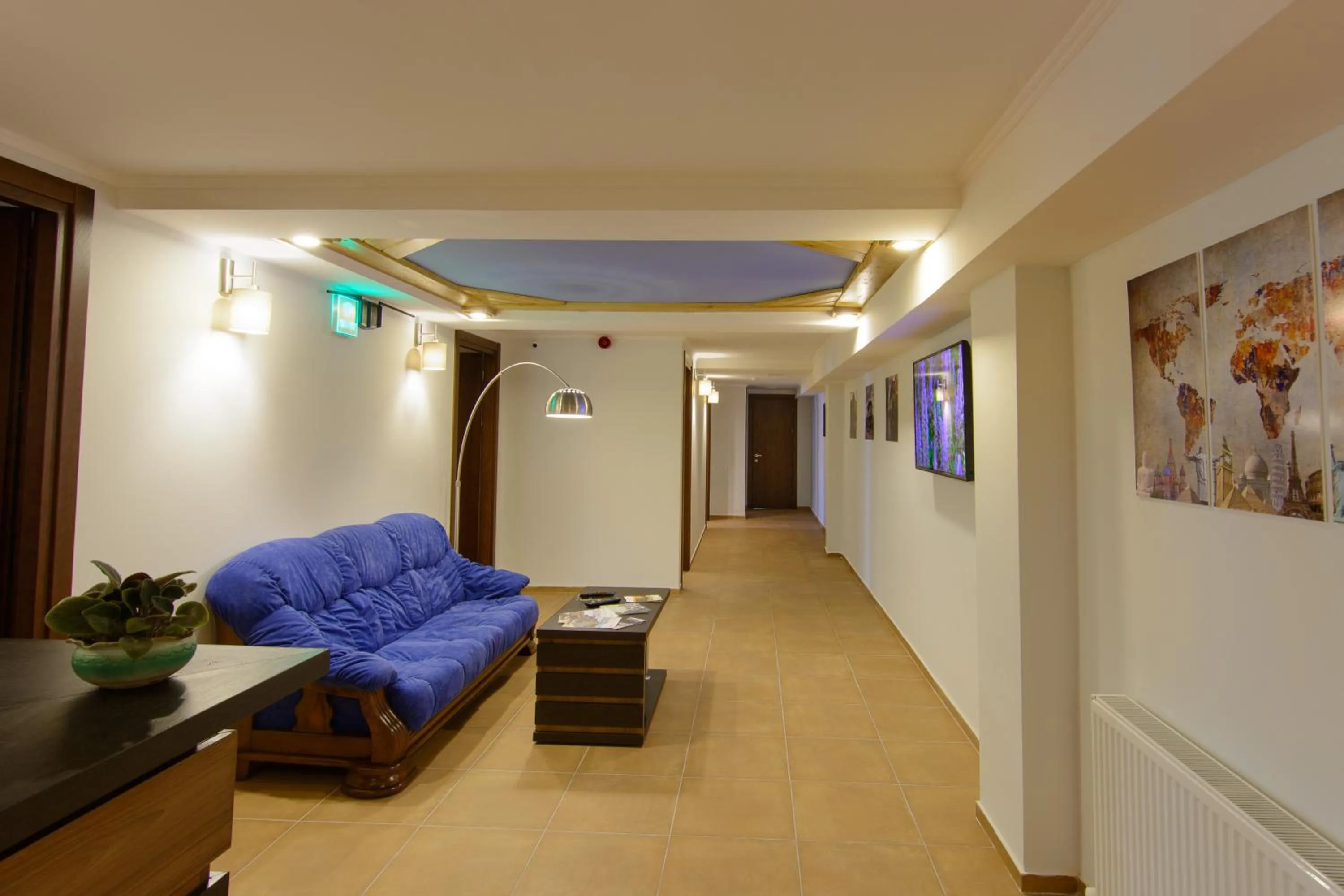 Communal lounge/ TV room in Hotel Reverence