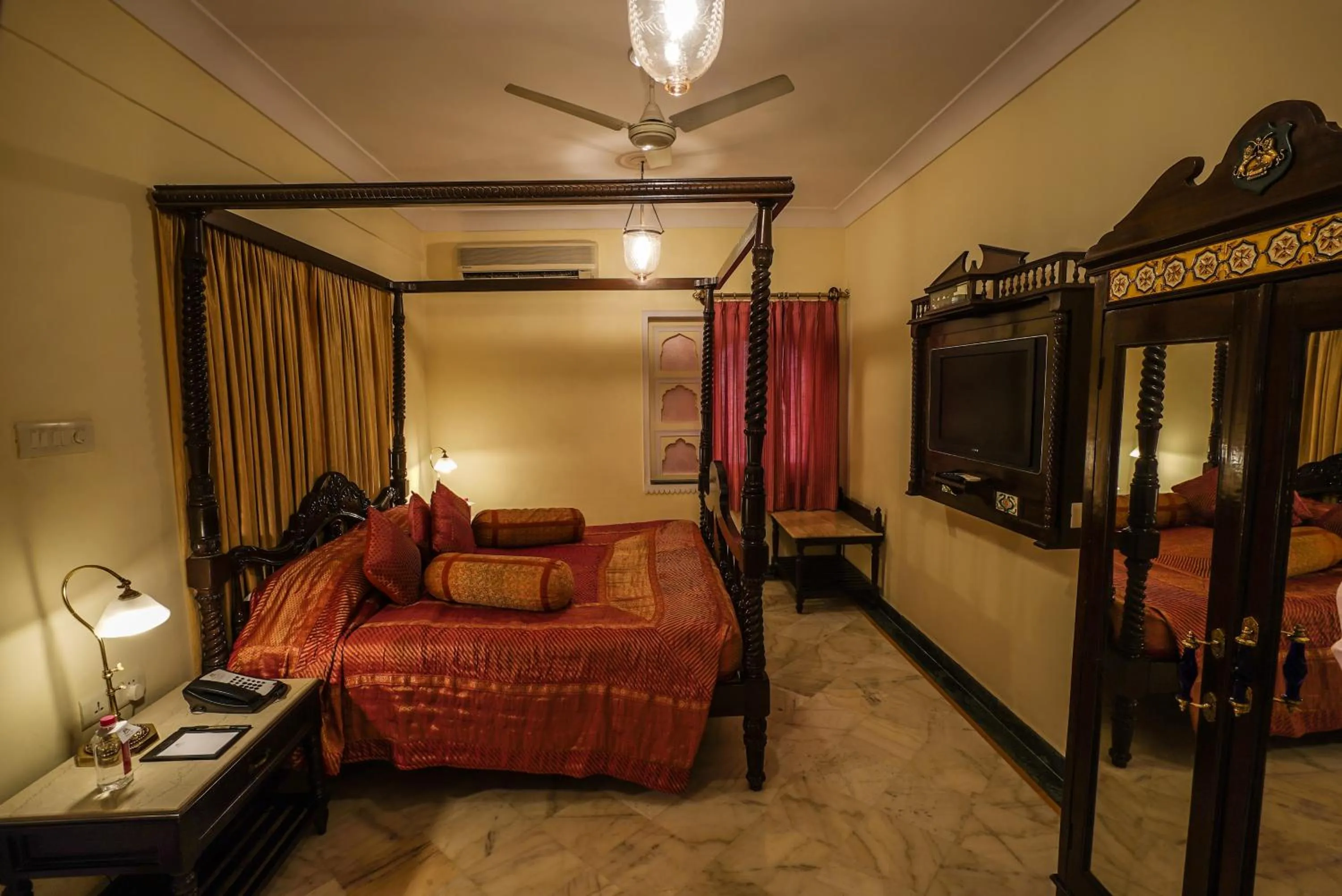 Photo of the whole room, Bed in Shahpura House