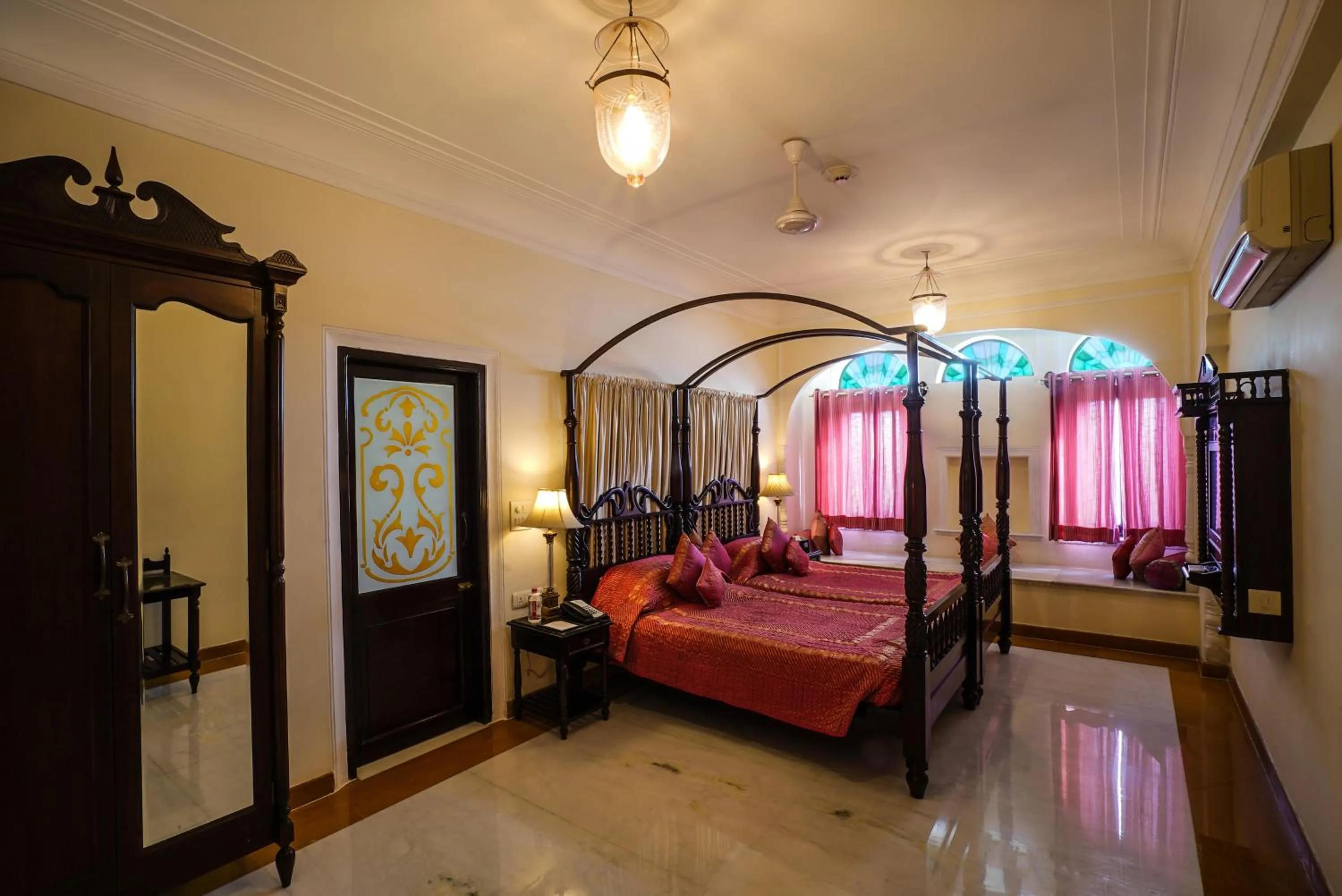 Photo of the whole room, Bed in Shahpura House