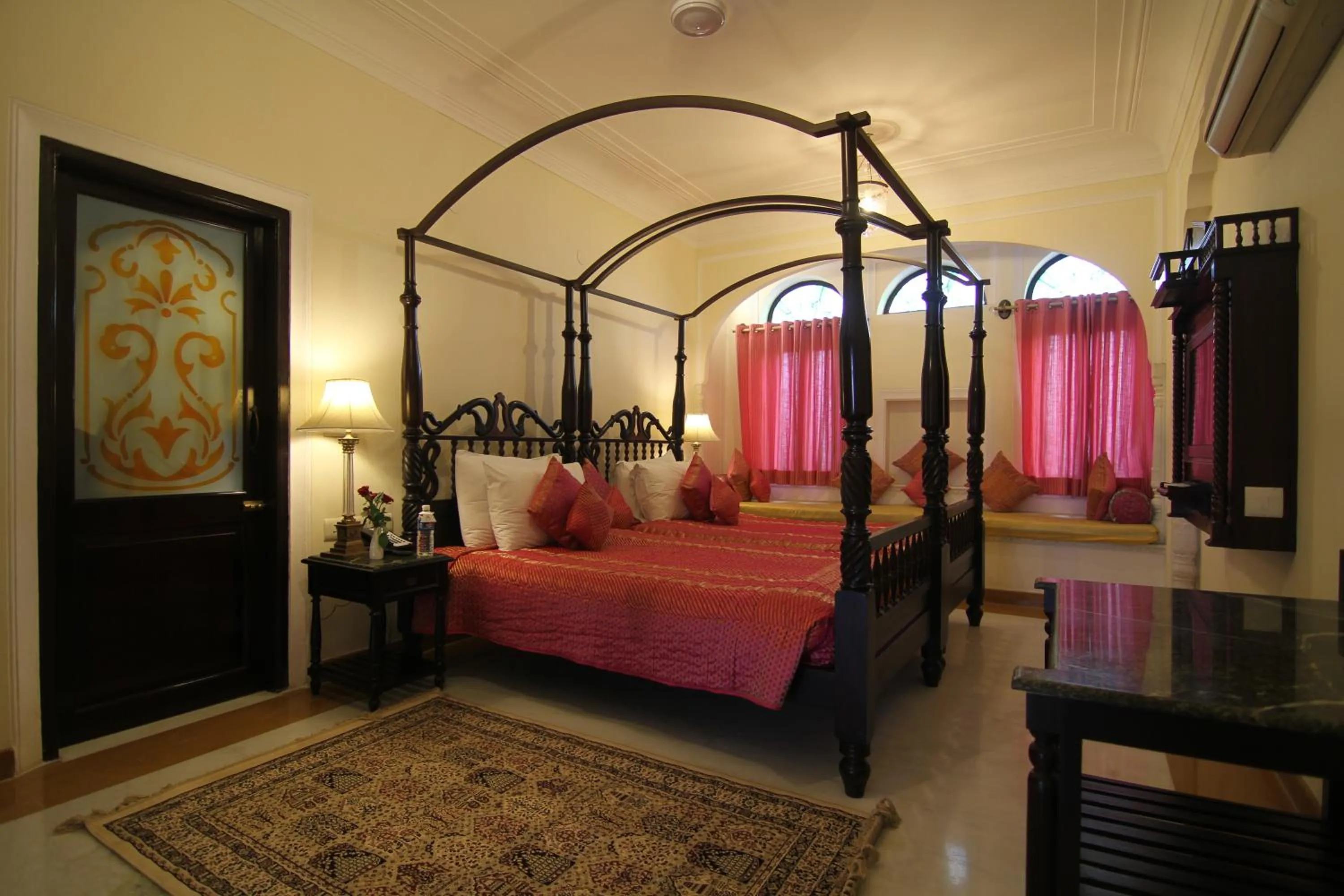 Photo of the whole room, Bed in Shahpura House