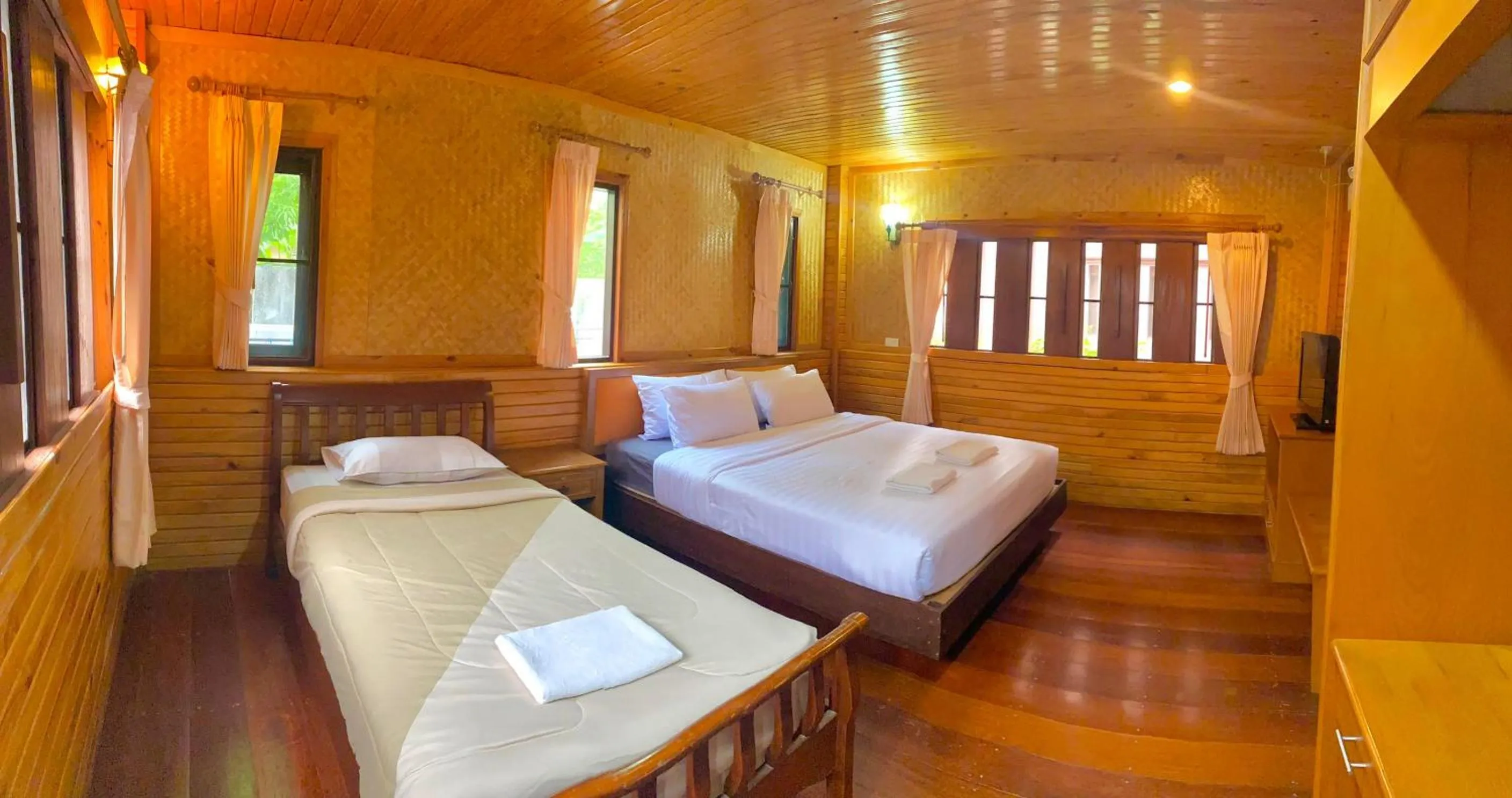 Bed in Baan Soontree Resort