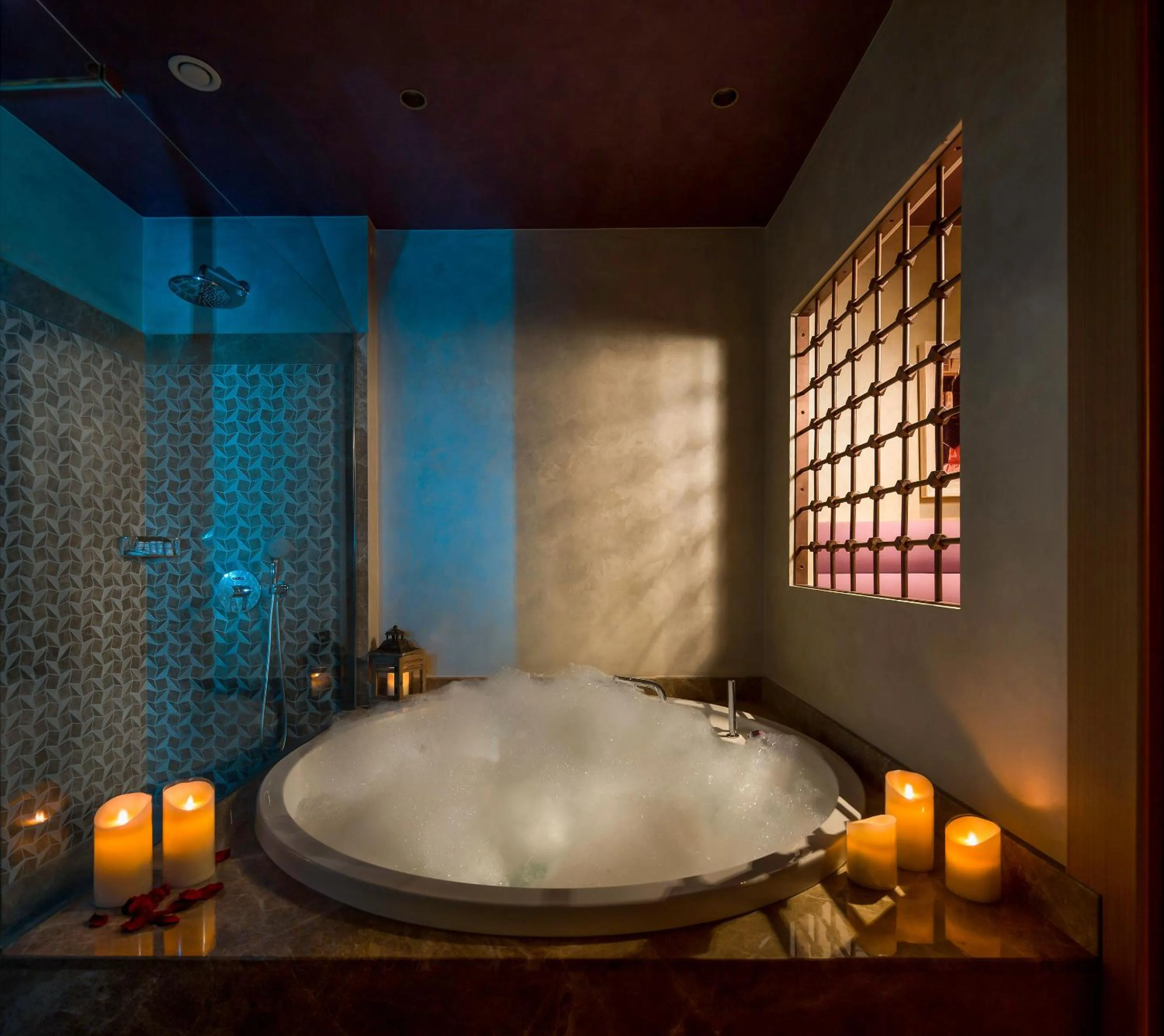 Hot Tub in Titanic Port Bakirkoy