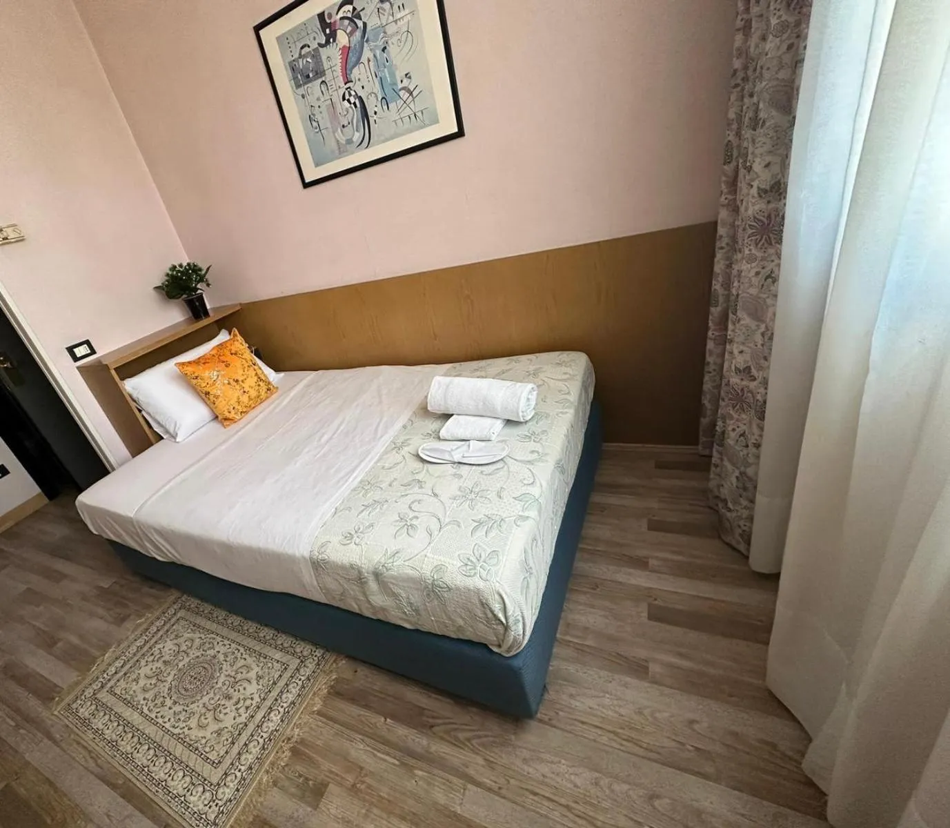 Bed in Hotel Raffaello Venice