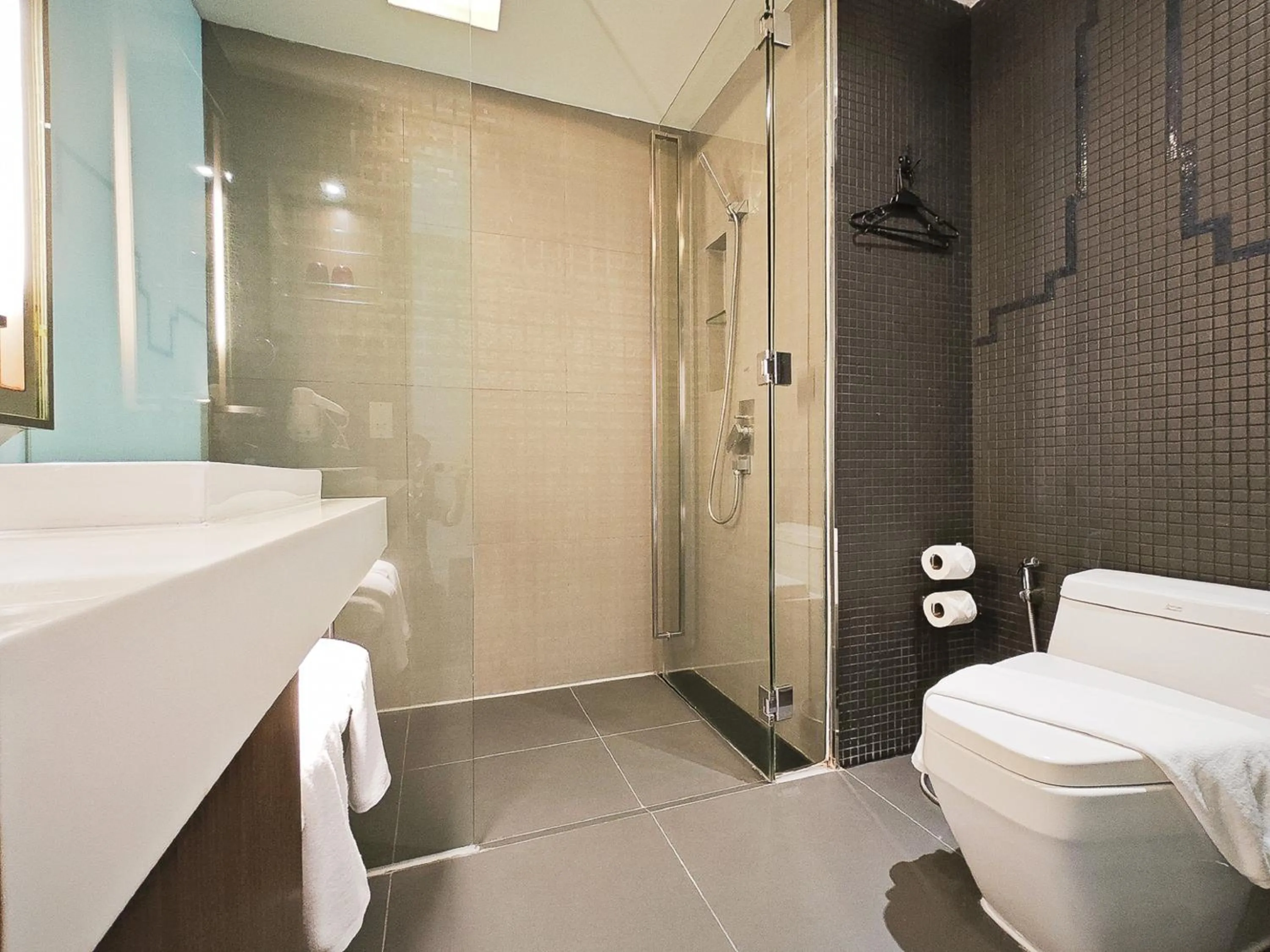 Bathroom, Bed in Galleria 10 Hotel Bangkok