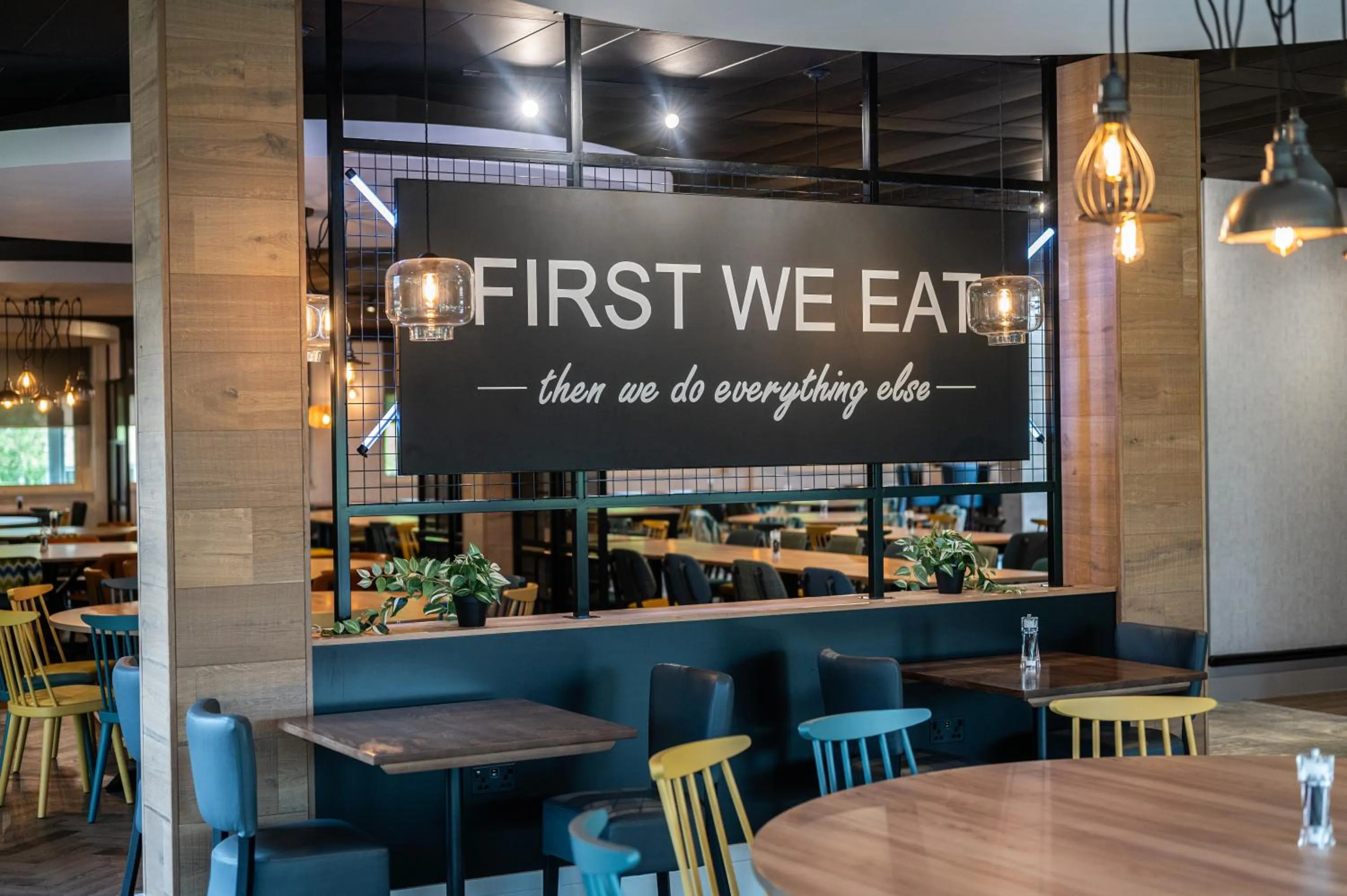 Restaurant/places to eat in Kents Hill Park Training & Conference Centre